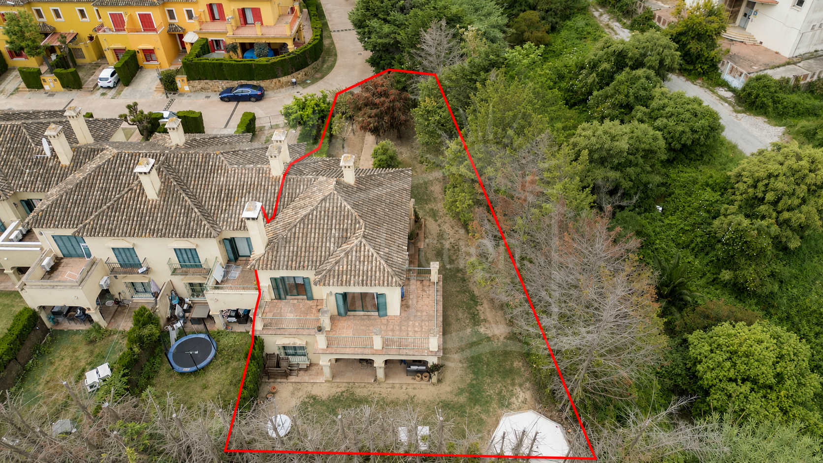 Casa Pareada en Esquina de 4 habitaciones con Amplio Jardín en Sotogrande Costa