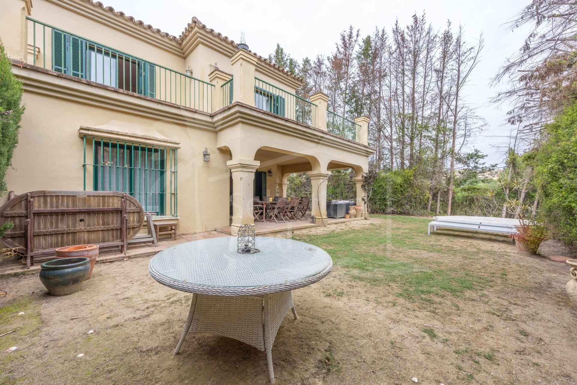 Casa Pareada en Esquina de 4 habitaciones con Amplio Jardín en Sotogrande Costa