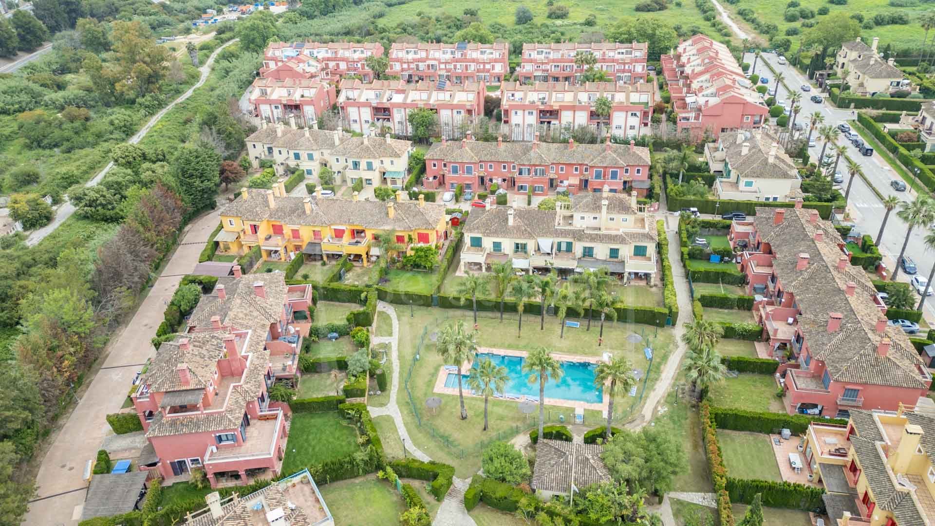 Casa Pareada en Esquina de 4 habitaciones con Amplio Jardín en Sotogrande Costa
