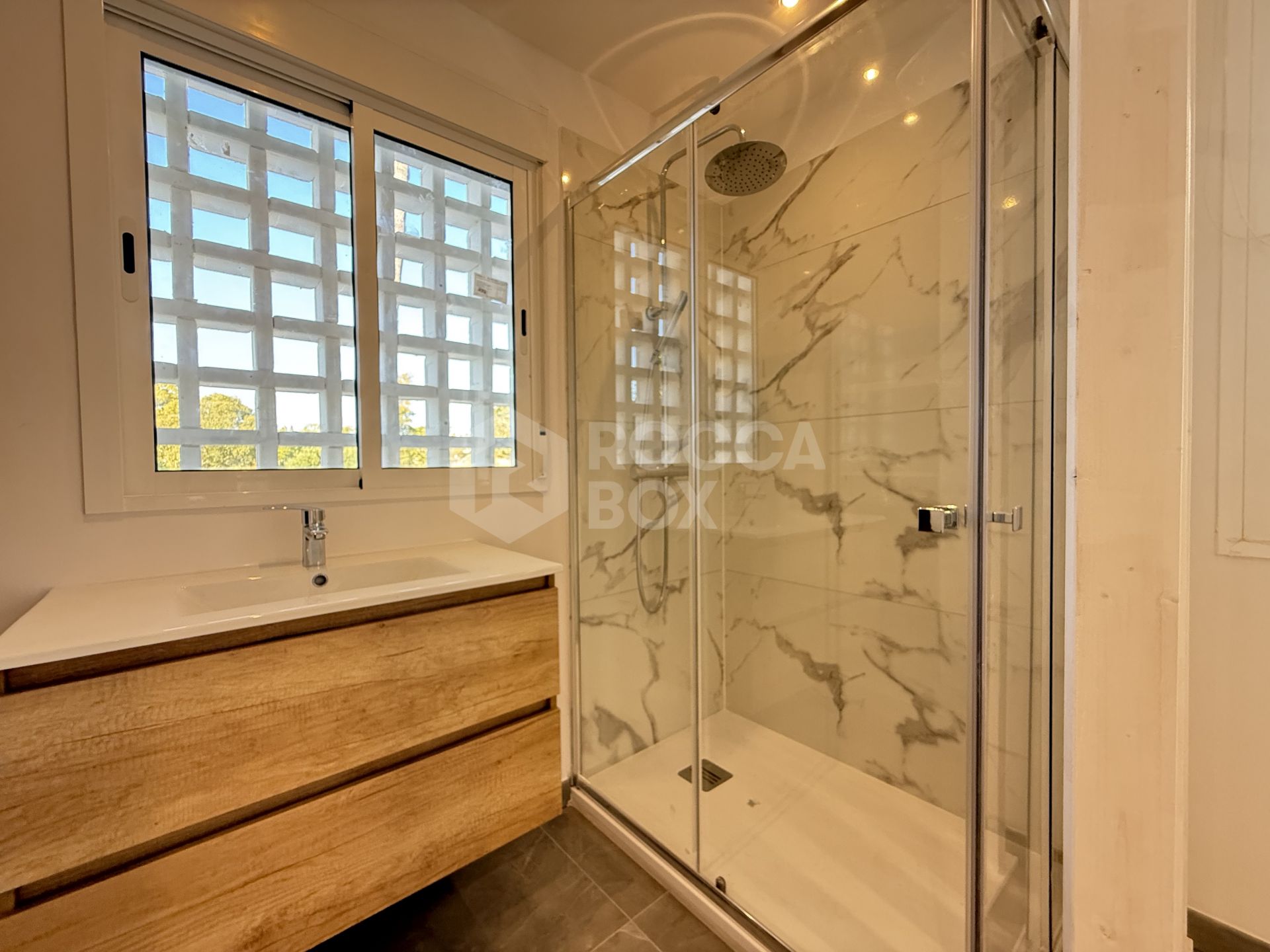 Luxury apart in Alhambra del golf