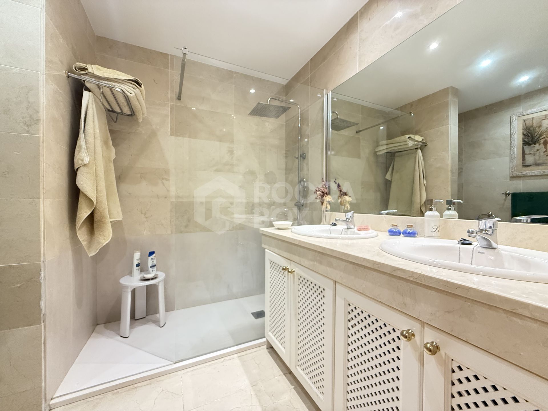 Apartment with sea views in Guadalmansa.