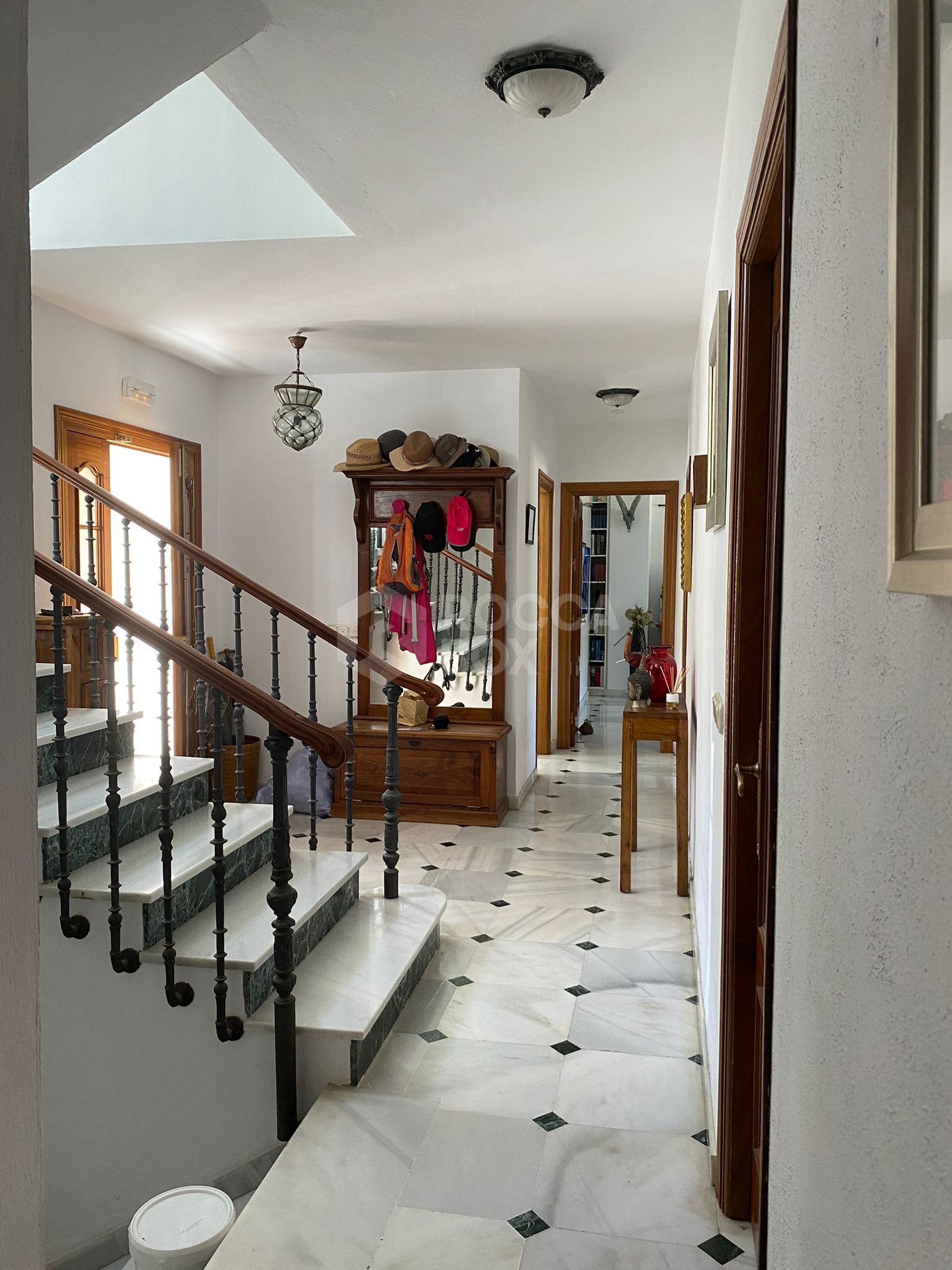 Beautiful house on the outskirts of the village, with plenty of renovation possibilities and stunning views of the sea and the mountains