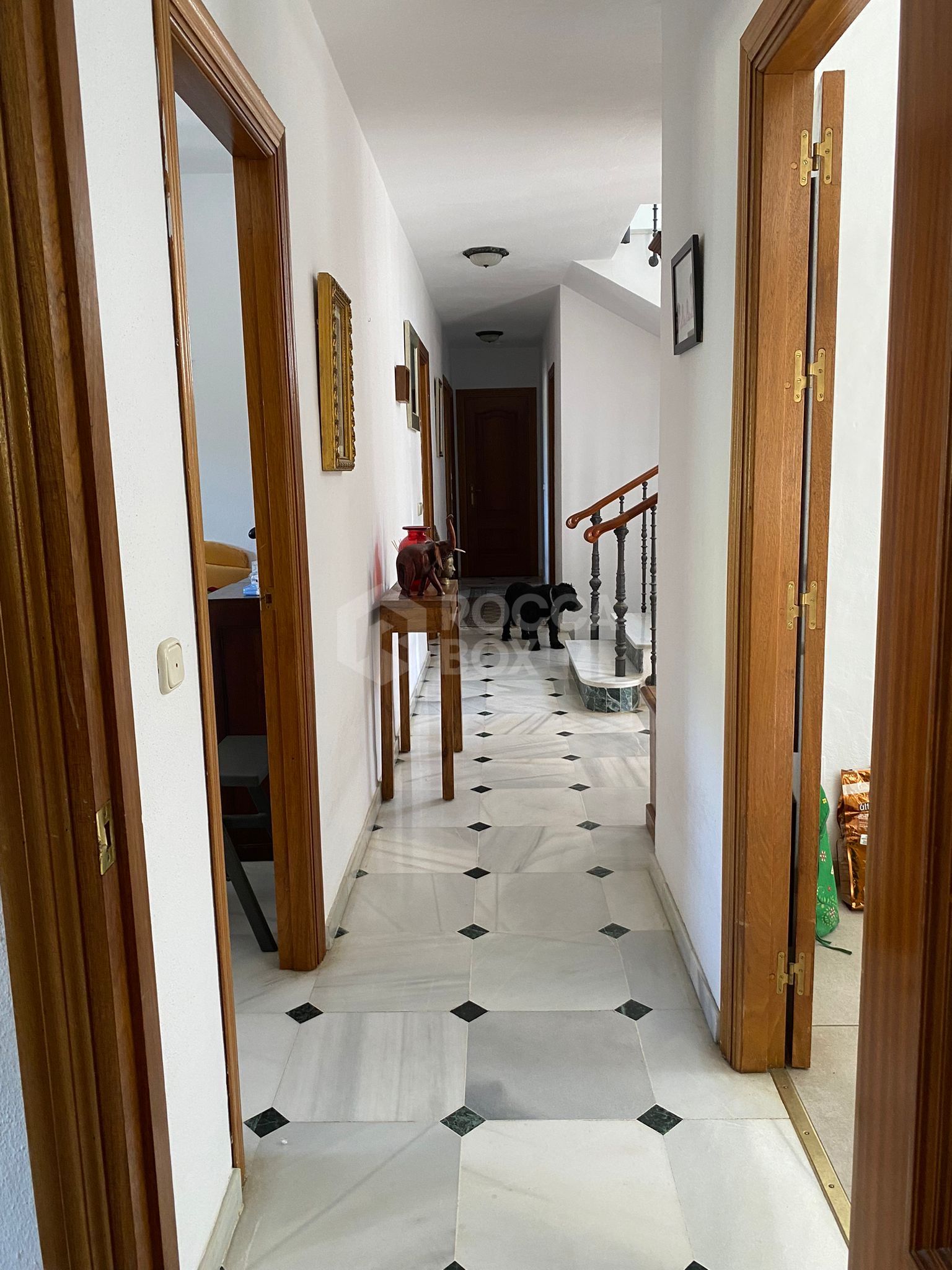 Beautiful house on the outskirts of the village, with plenty of renovation possibilities and stunning views of the sea and the mountains