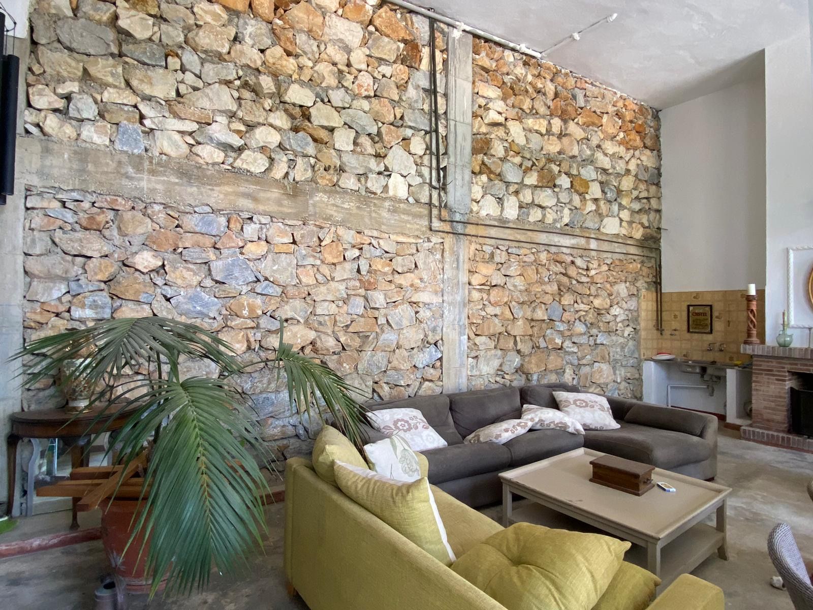 Beautiful house on the outskirts of the village, with plenty of renovation possibilities and stunning views of the sea and the mountains