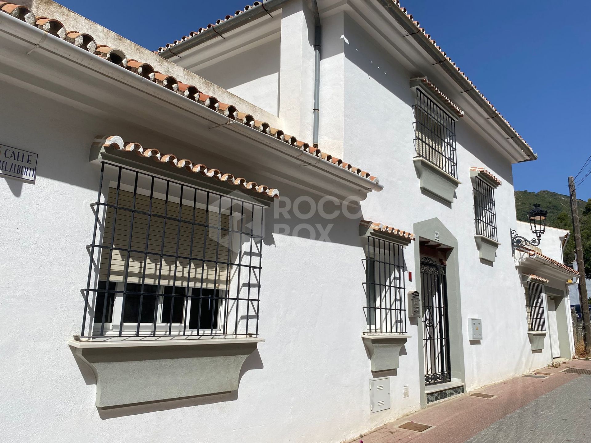 Beautiful house on the outskirts of the village, with plenty of renovation possibilities and stunning views of the sea and the mountains