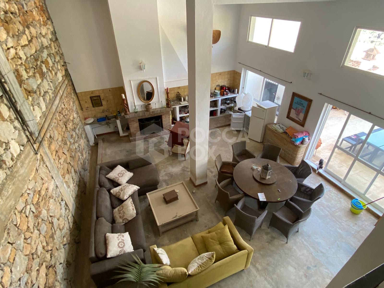 Beautiful house on the outskirts of the village, with plenty of renovation possibilities and stunning views of the sea and the mountains