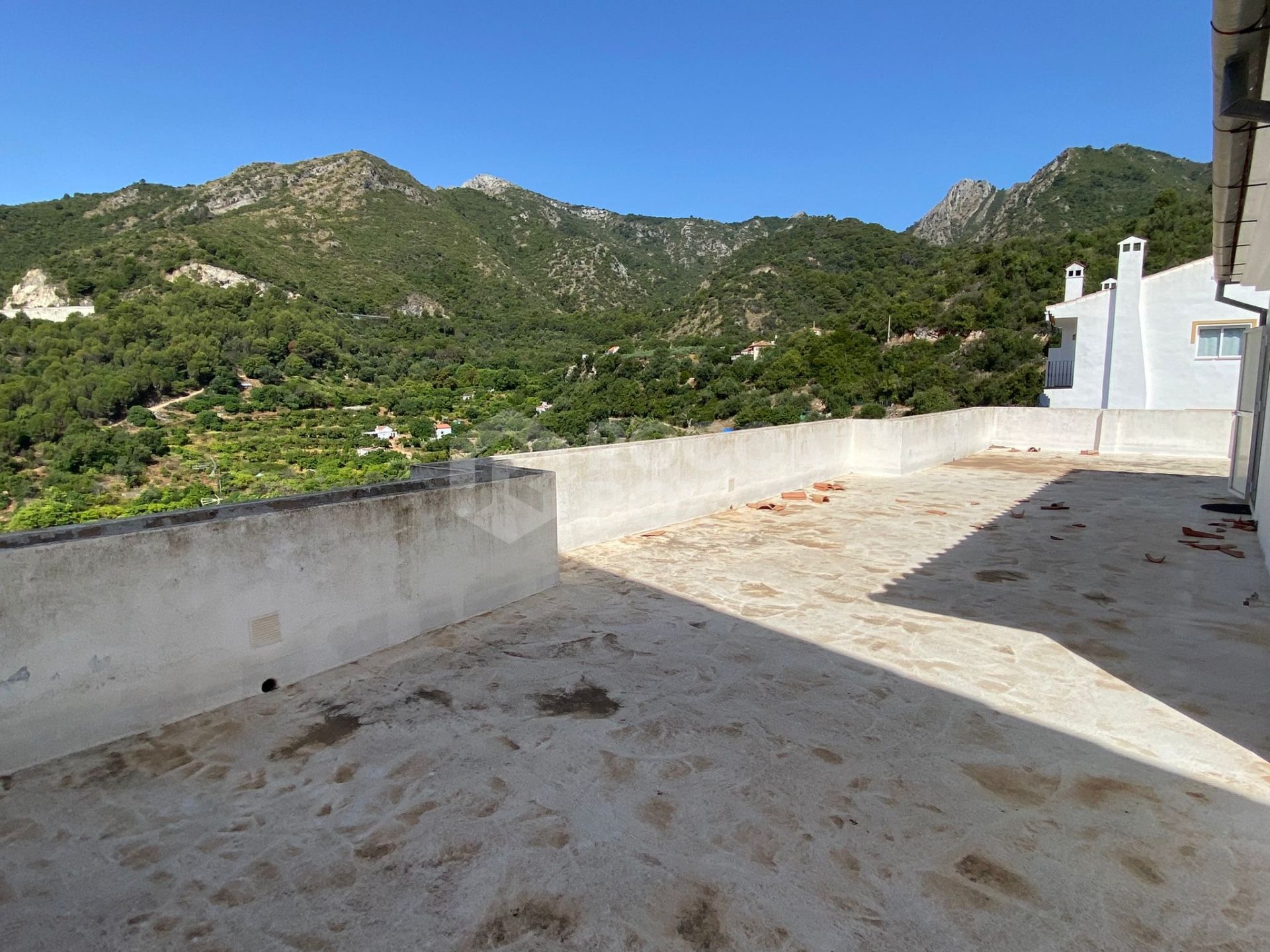 Beautiful house on the outskirts of the village, with plenty of renovation possibilities and stunning views of the sea and the mountains