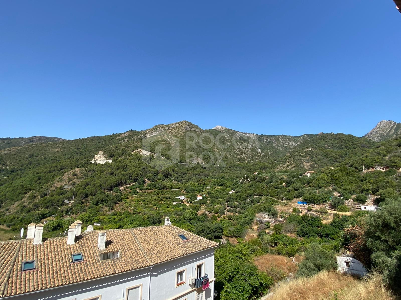 Beautiful house on the outskirts of the village, with plenty of renovation possibilities and stunning views of the sea and the mountains