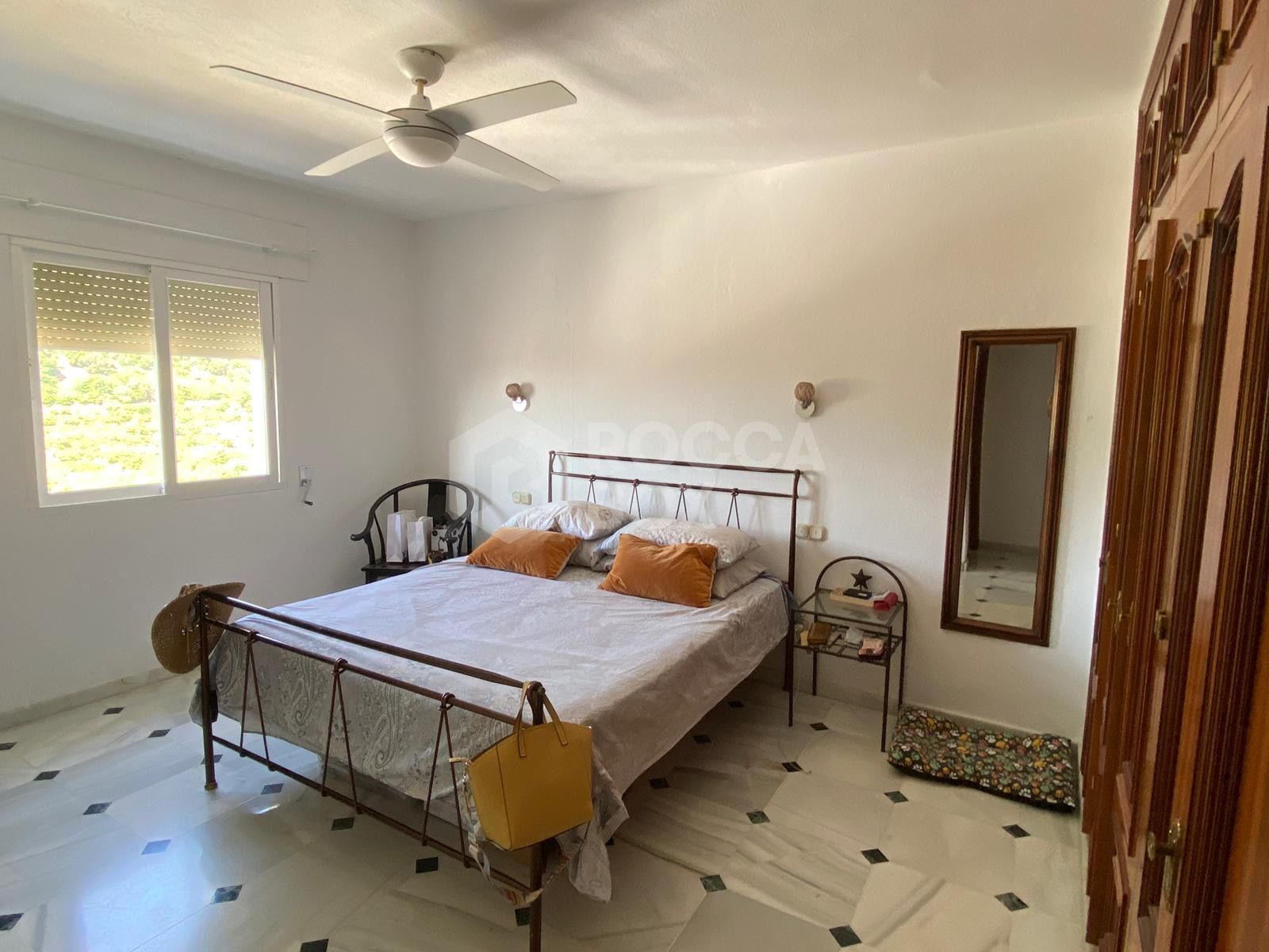 Beautiful house on the outskirts of the village, with plenty of renovation possibilities and stunning views of the sea and the mountains