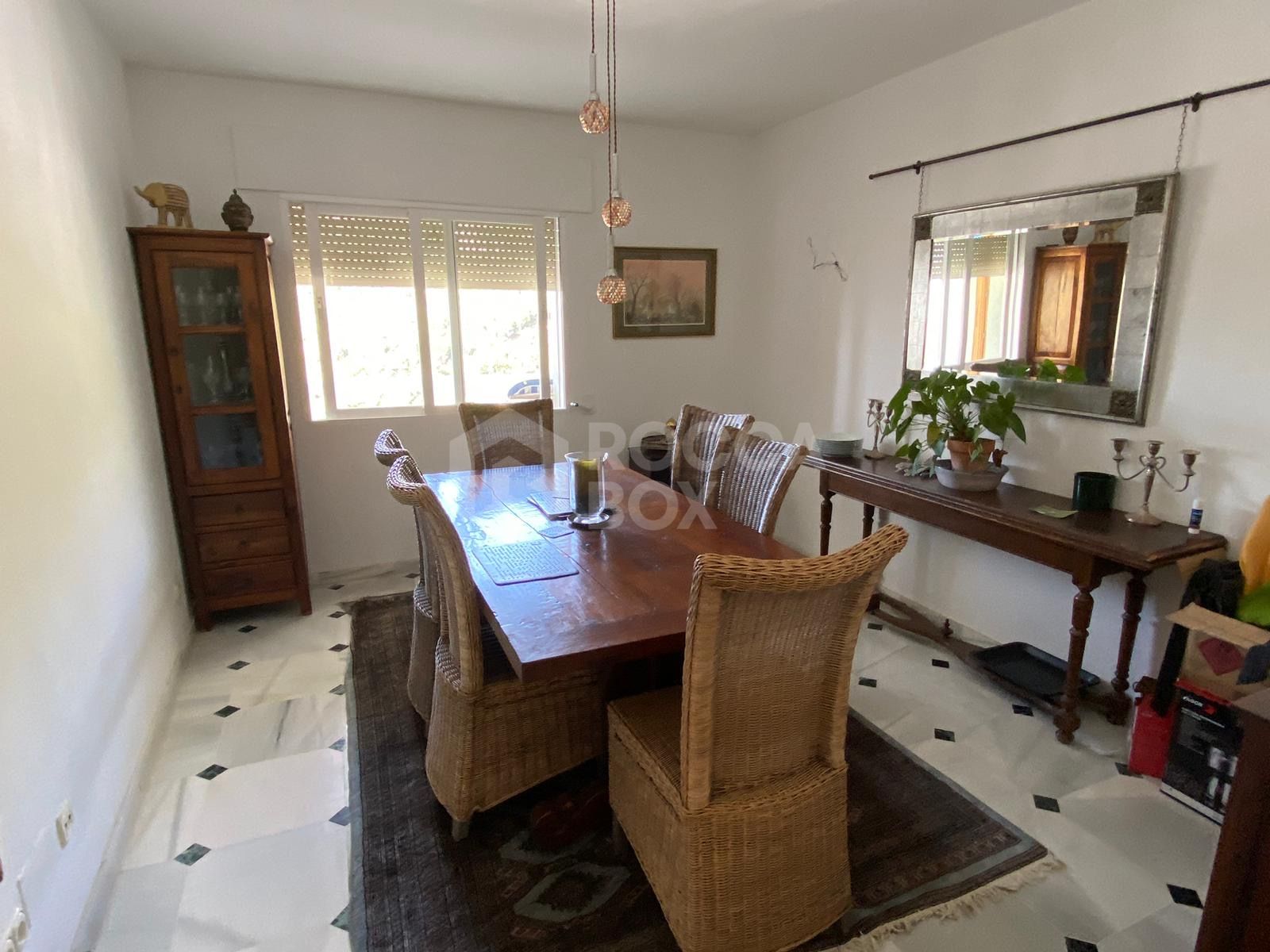 Beautiful house on the outskirts of the village, with plenty of renovation possibilities and stunning views of the sea and the mountains