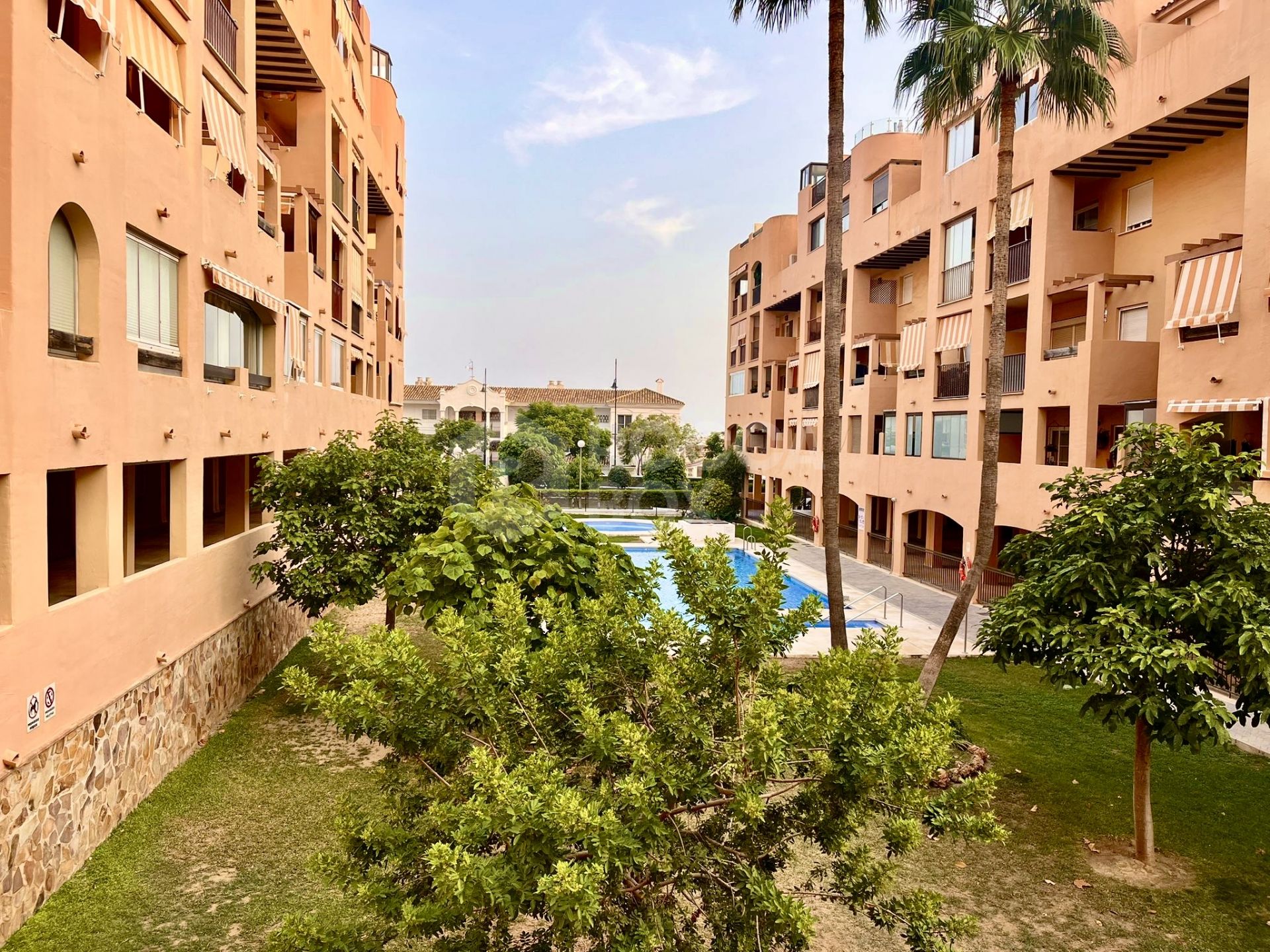 Family apartment with pool, green areas, and paddle tennis court in one of the best areas of Los Pacos, Fuengirola