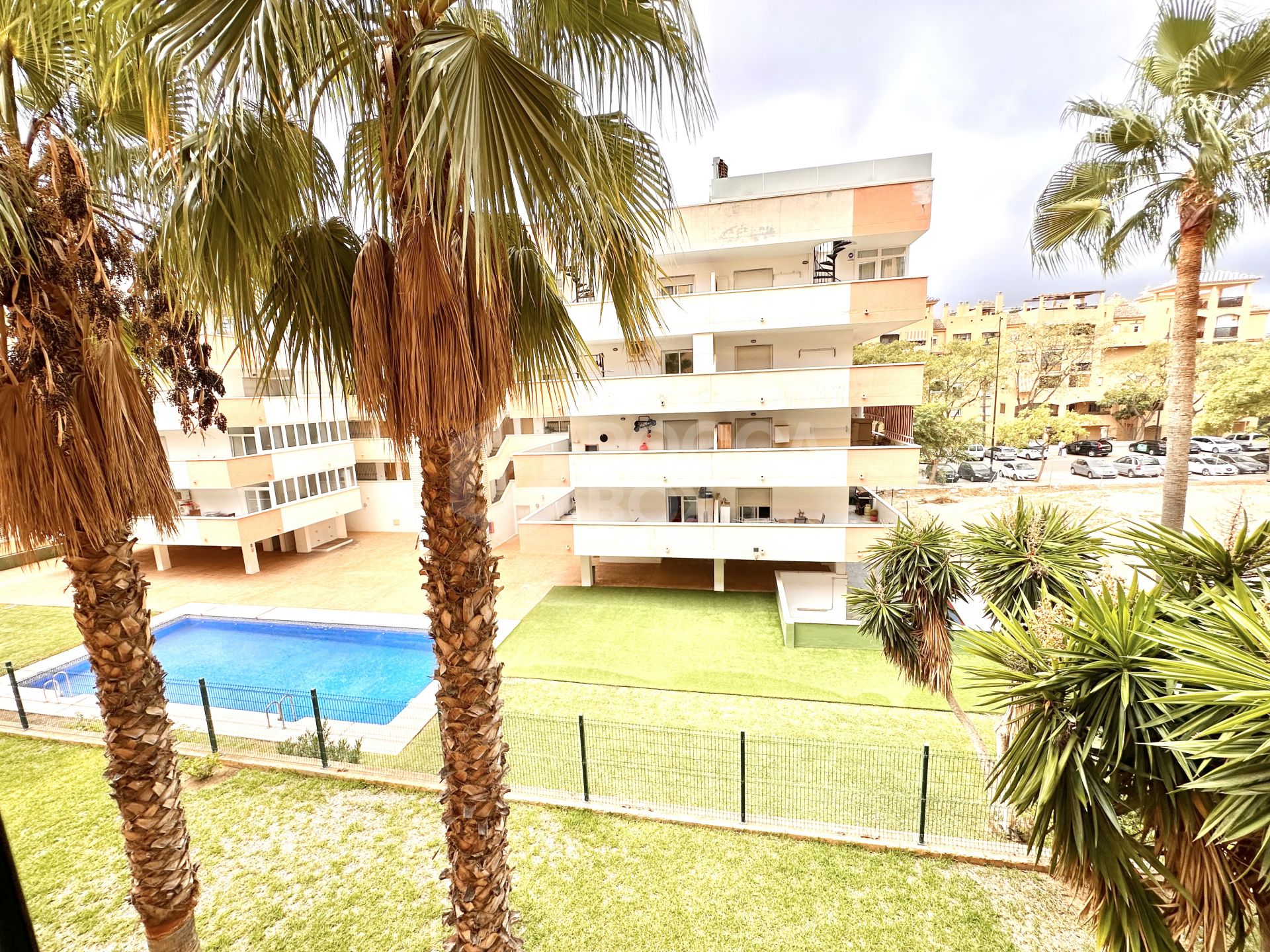 Family apartment with pool, green areas, and paddle tennis court in one of the best areas of Los Pacos, Fuengirola