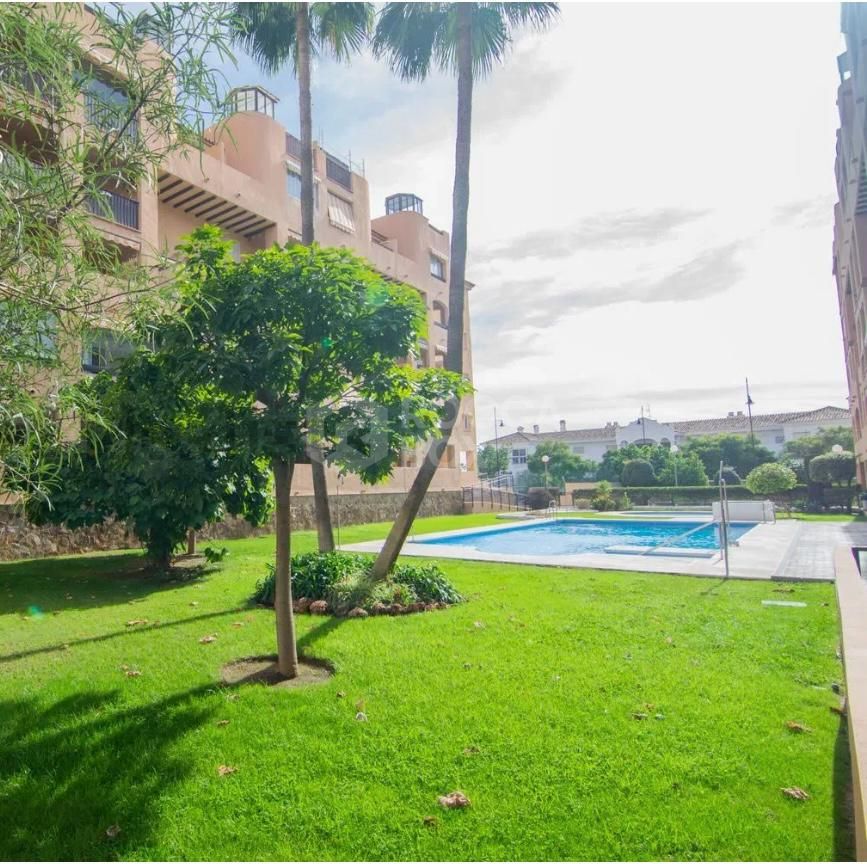 Family apartment with pool, green areas, and paddle tennis court in one of the best areas of Los Pacos, Fuengirola