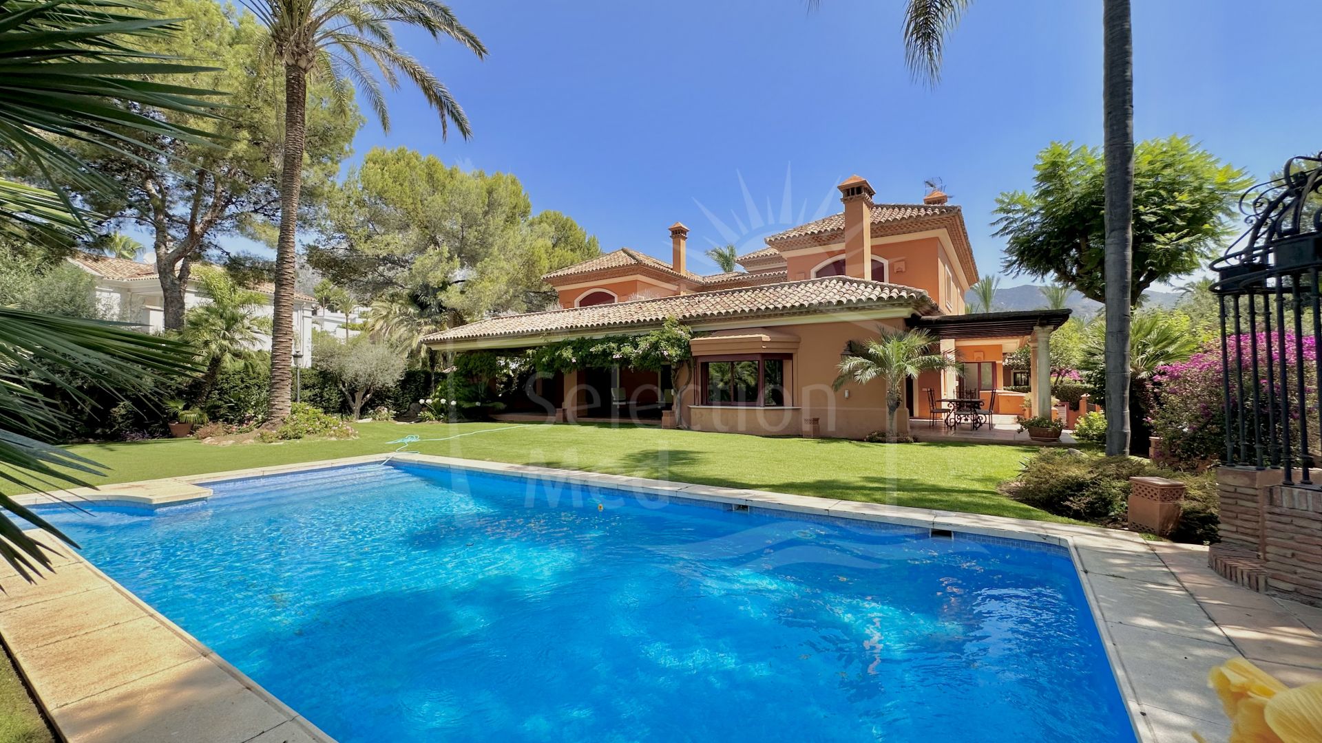 Villas for sale in Altos Reales, Marbella Golden Mile