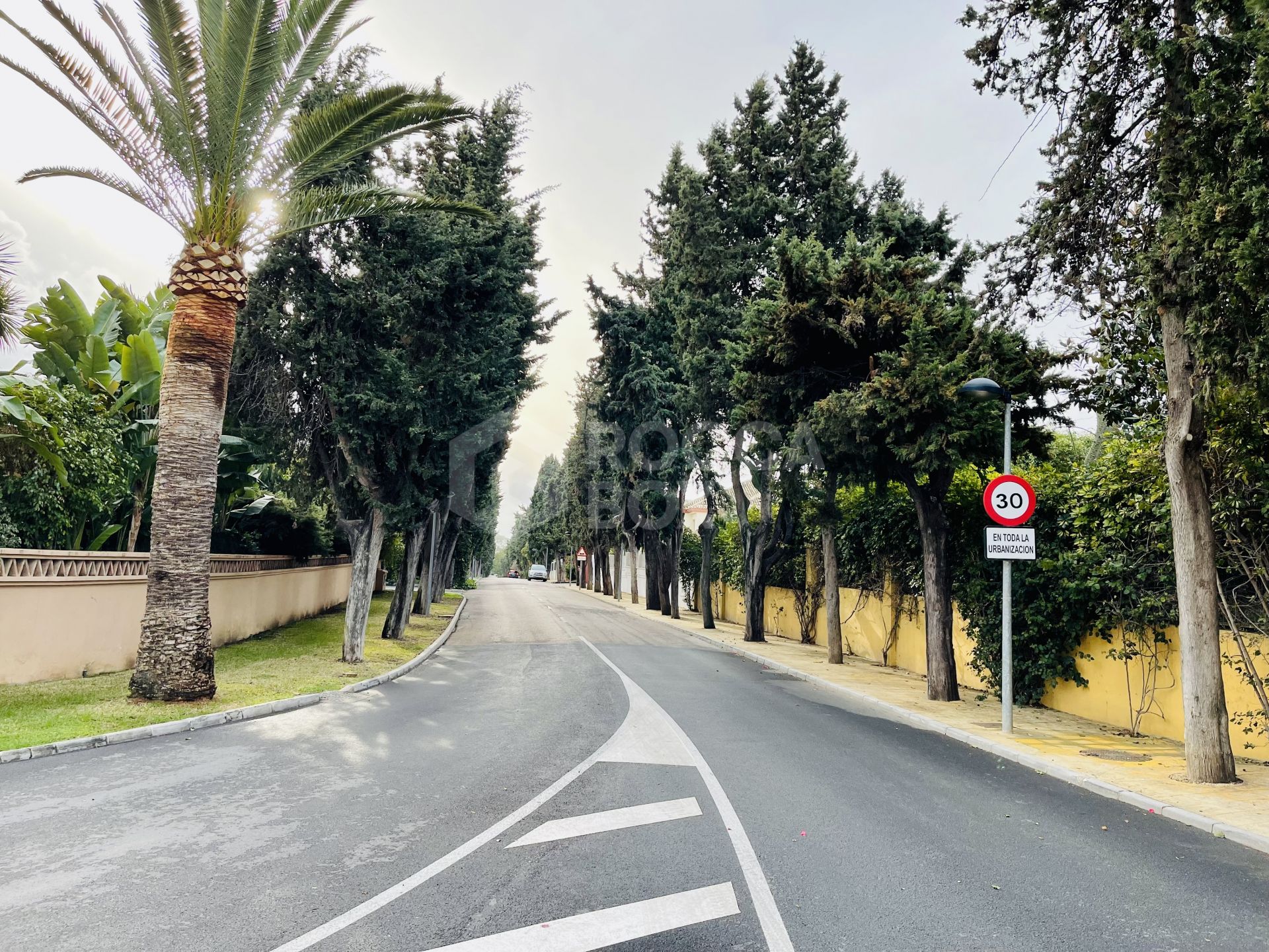 3011m2 plot for sale in frontline Guadalmina Baja golf course