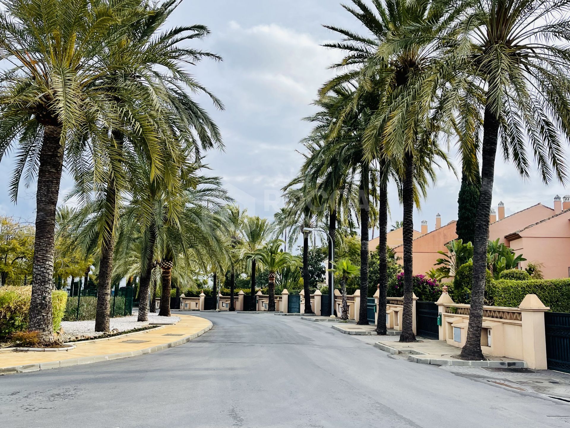3011m2 plot for sale in frontline Guadalmina Baja golf course