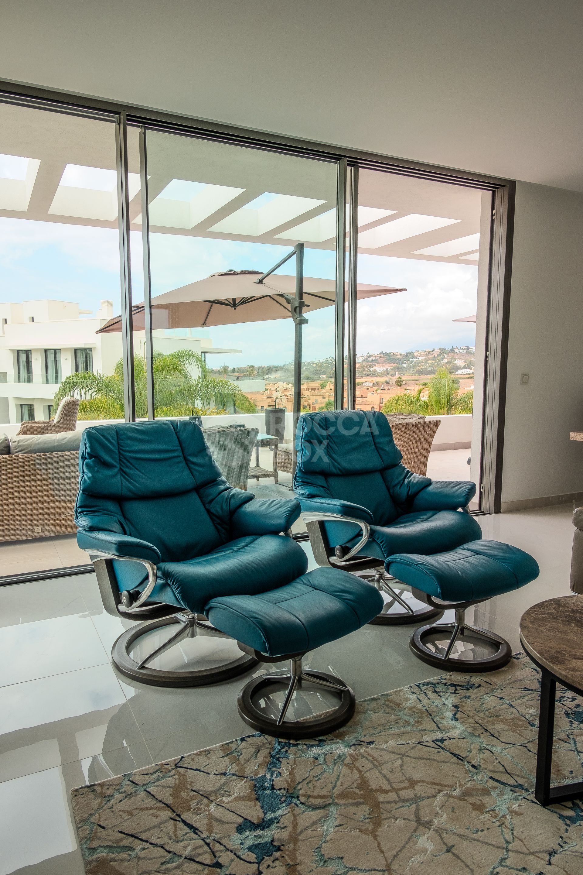 Luxury duplex penthouse with 3-bedrooms and amazing views available for long term rent!