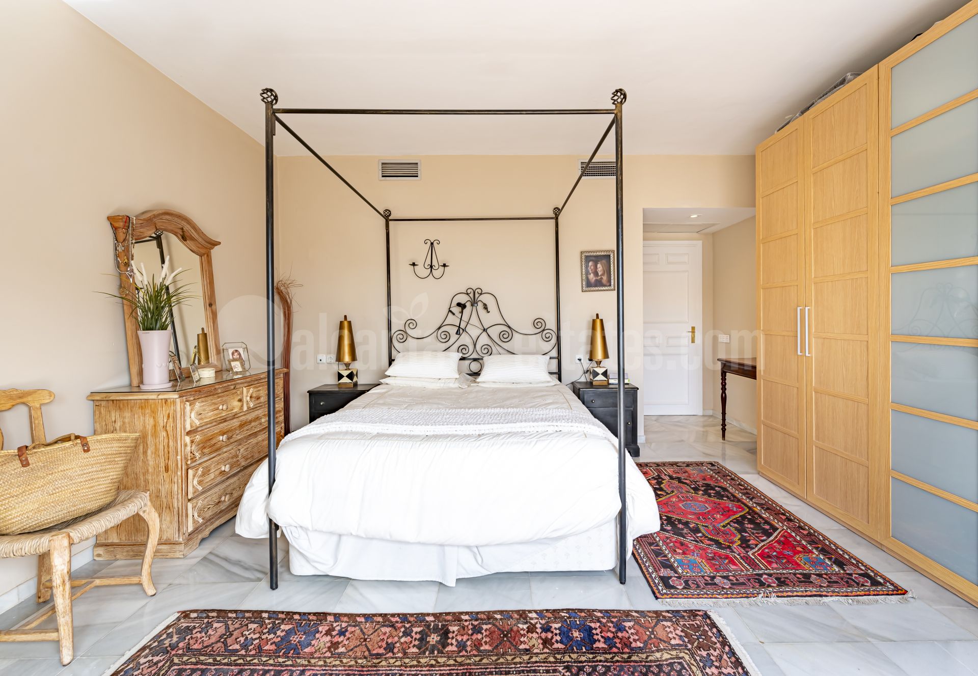 Apartment in Las Colinas de Marbella, Benahavis