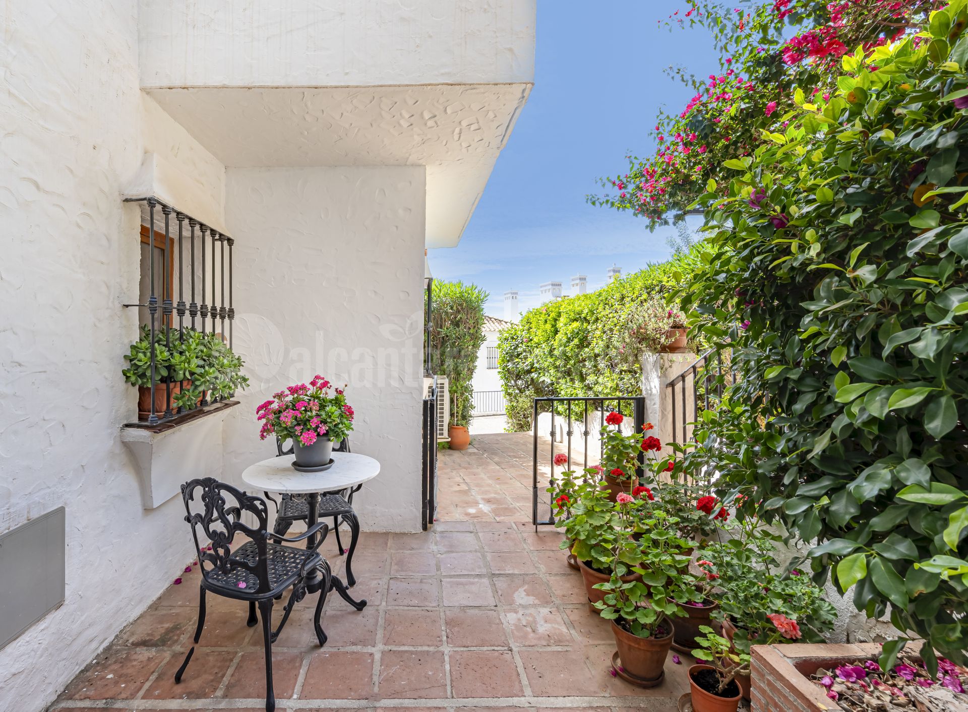 Apartment in Las Colinas de Marbella, Benahavis
