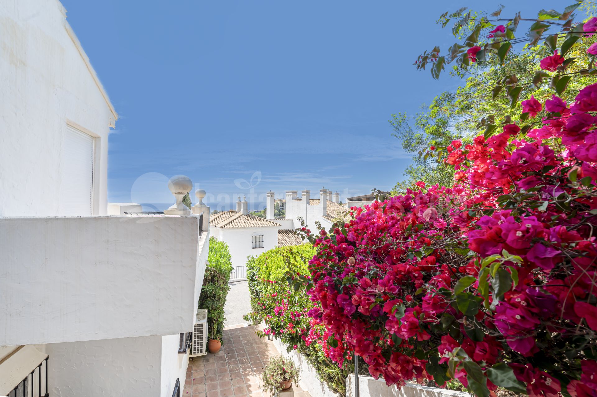 Apartment in Las Colinas de Marbella, Benahavis