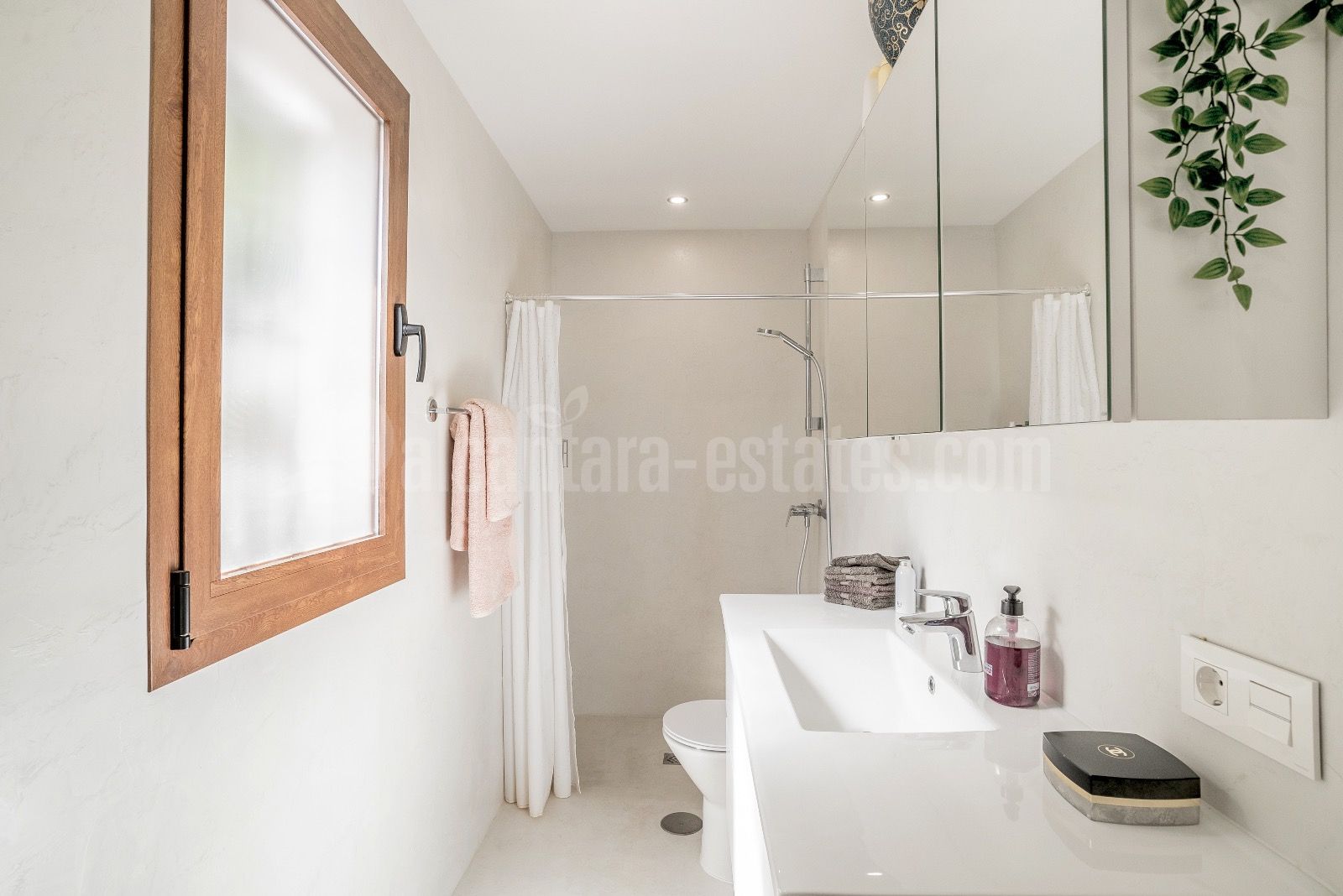 Apartment in Las Colinas de Marbella, Benahavis