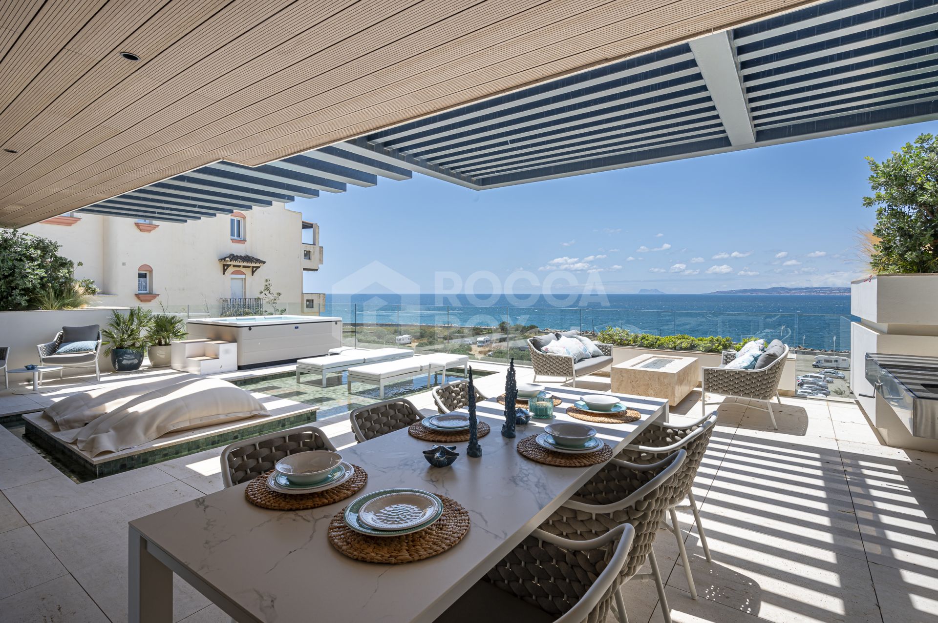 Ikkil Bay: eight luxury beachfront residences in Estepona with spacious terraces, sea views, and premium amenities.