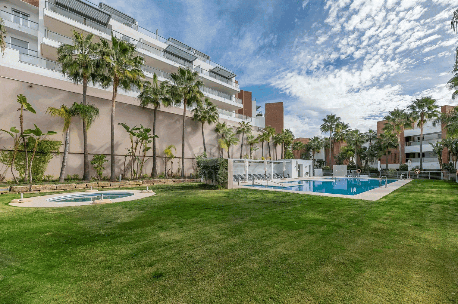 Apartamento Planta Baja en Los Arqueros, Benahavis