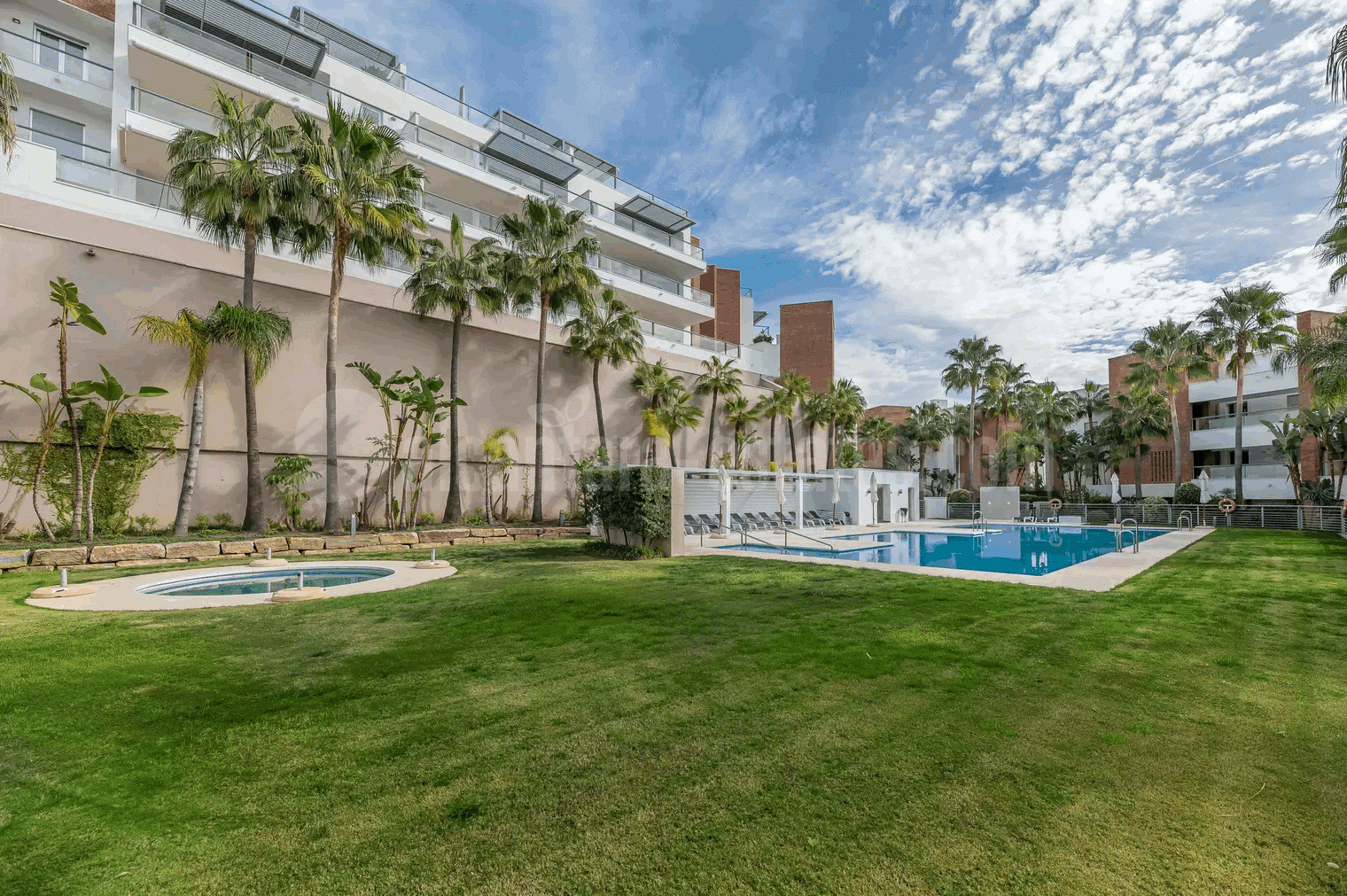 Apartamento Planta Baja en Los Arqueros, Benahavis