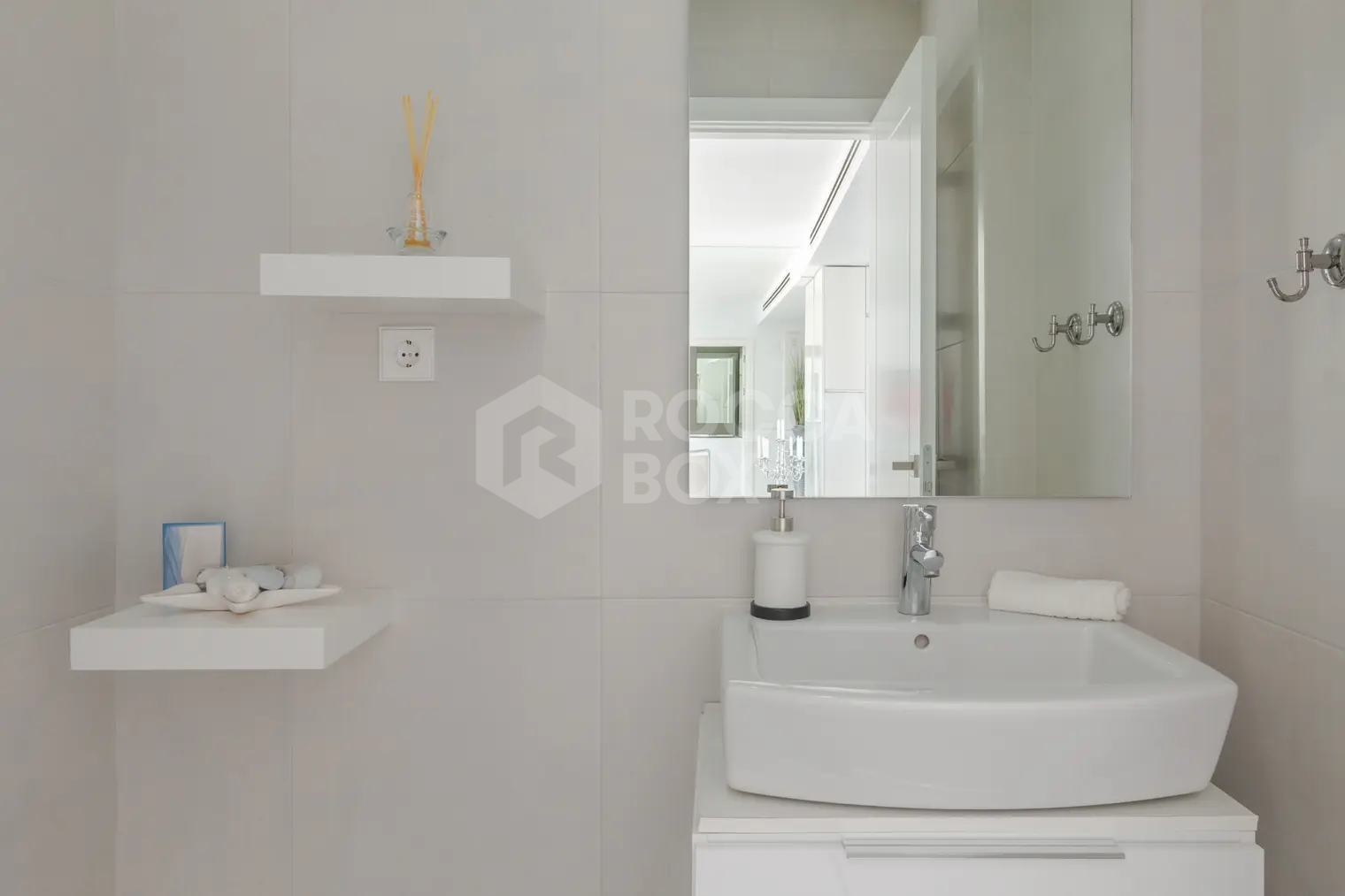 Luxury Sea-View Townhouse for Sale or Rent in Estepona | Sunset Resina Golf, Costa del Sol