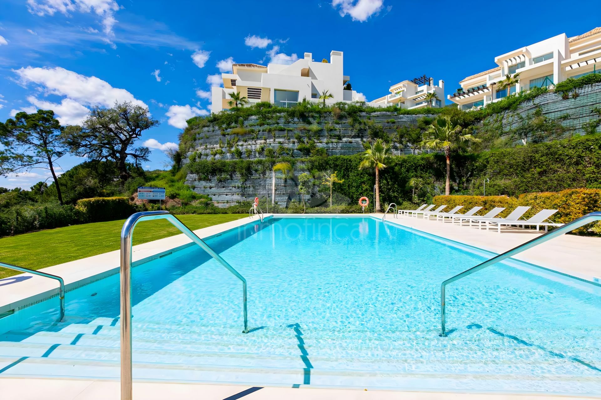 Duplex Planta Baja en Marbella Club Hills, Benahavis