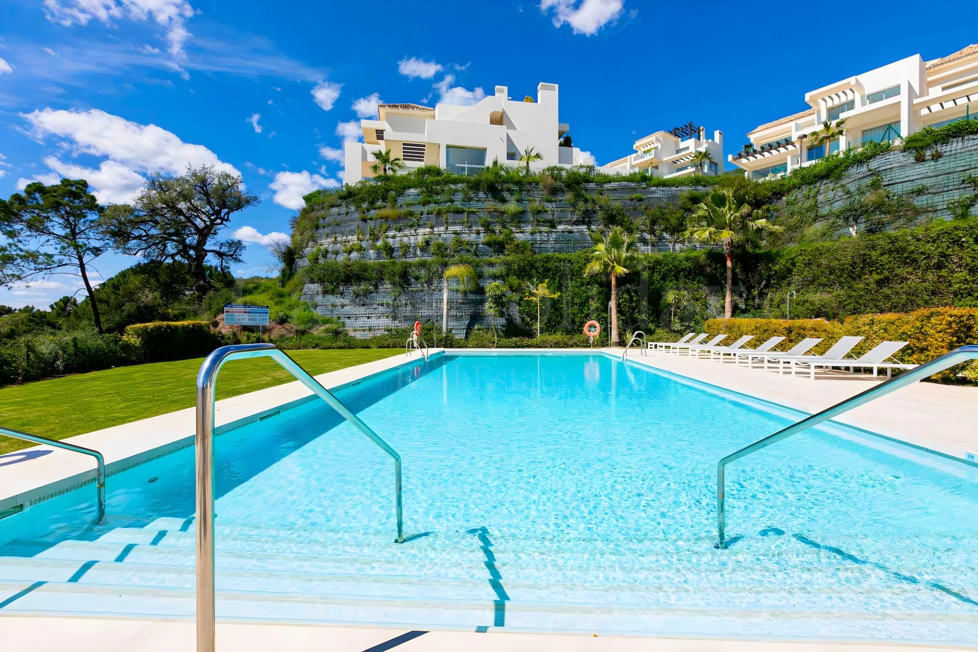 Duplex Planta Baja en Marbella Club Hills, Benahavis