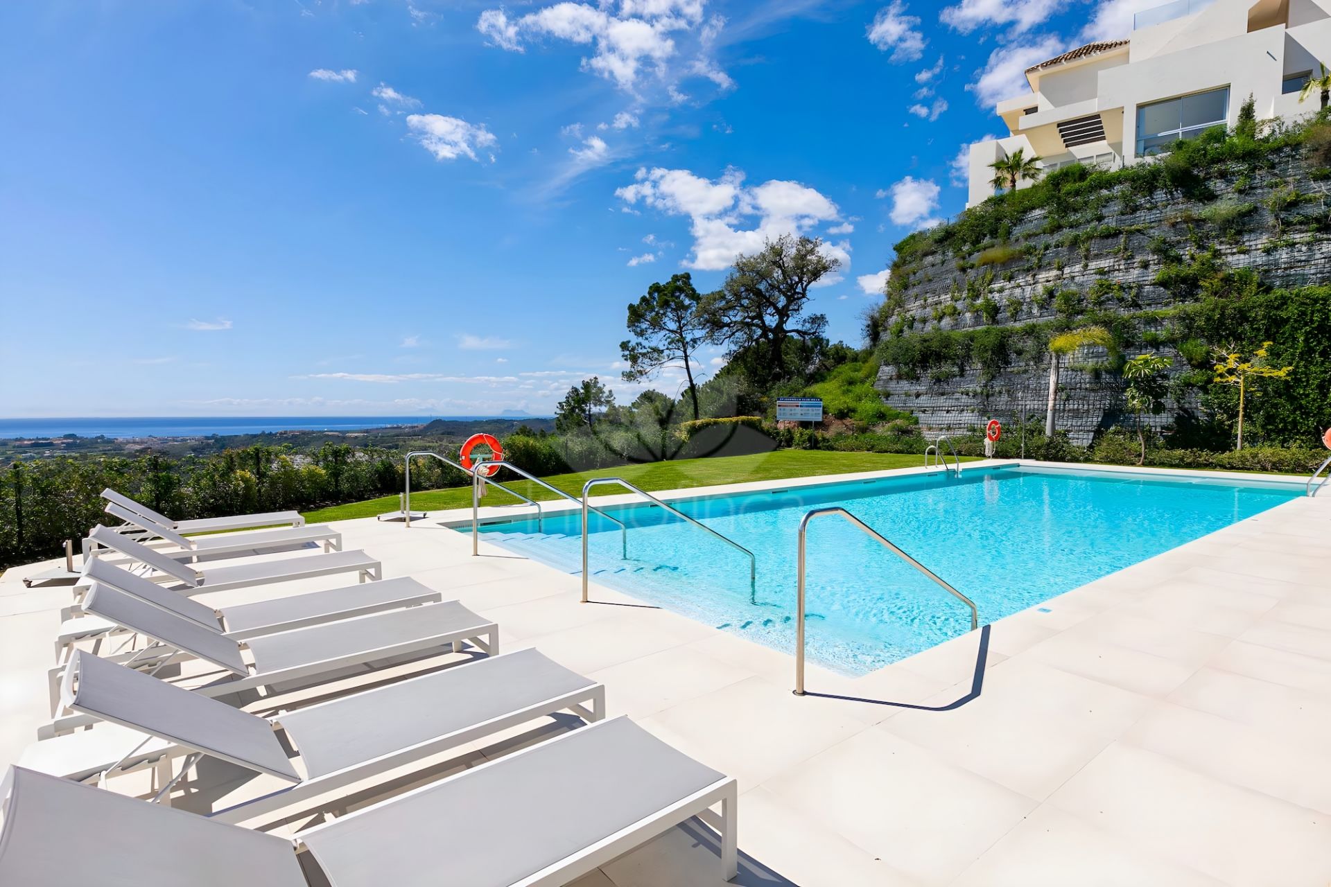 Duplex Planta Baja en Marbella Club Hills, Benahavis