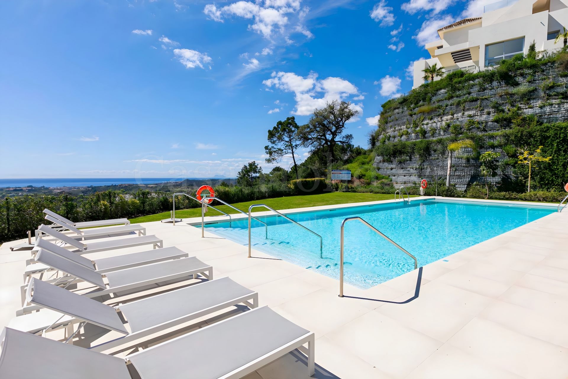 Duplex Planta Baja en Marbella Club Hills, Benahavis