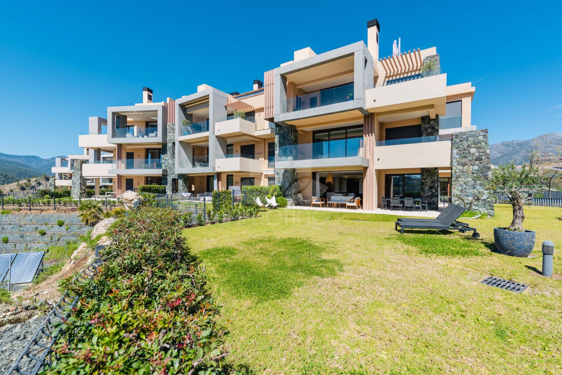 Ground Floor Apartment in Real de La Quinta, Benahavis