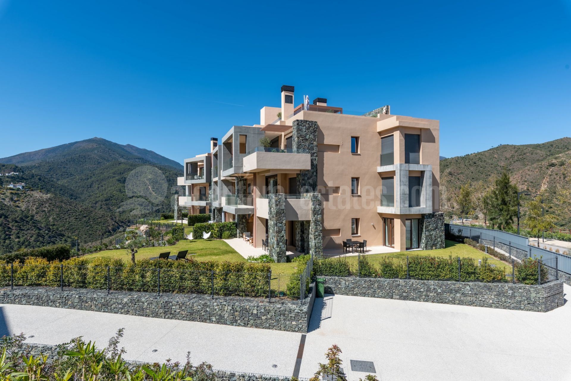 Ground Floor Apartment in Real de La Quinta, Benahavis