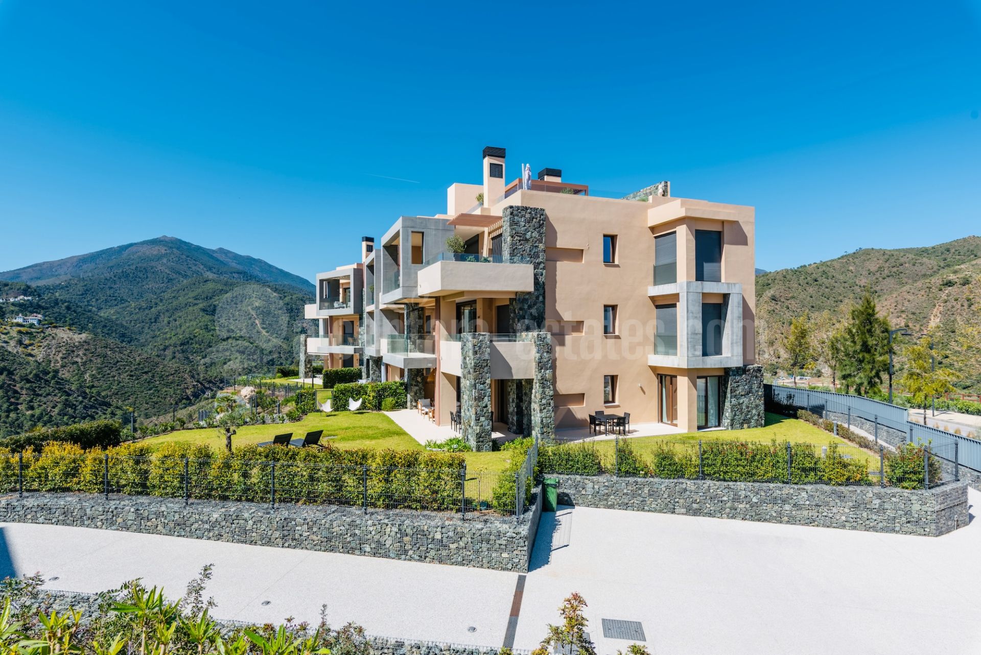 Ground Floor Apartment in Real de La Quinta, Benahavis