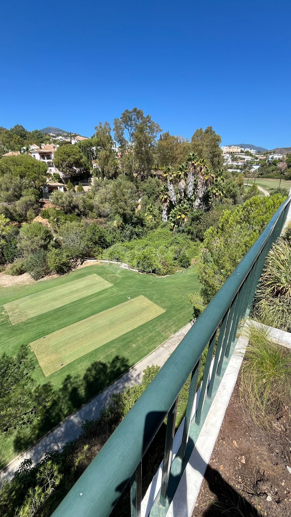 Luxurious Townhouse in La Quinta, Benahavís with Panoramic Golf Course Views