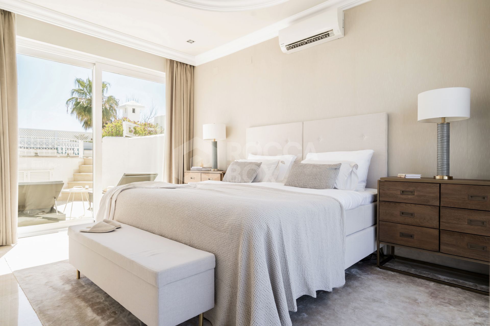 Stunning penthouse with private pool and unbeatable location - Frontline Beach on the Golden Mile!