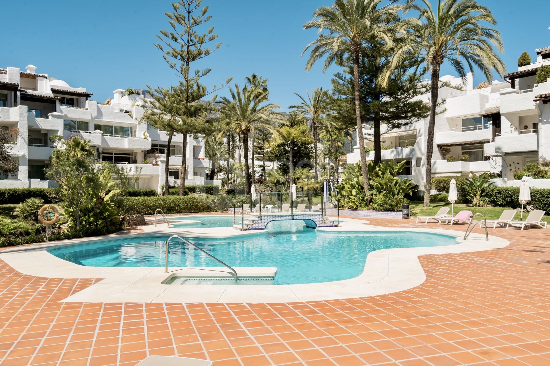Stunning penthouse with private pool and unbeatable location - Frontline Beach on the Golden Mile!