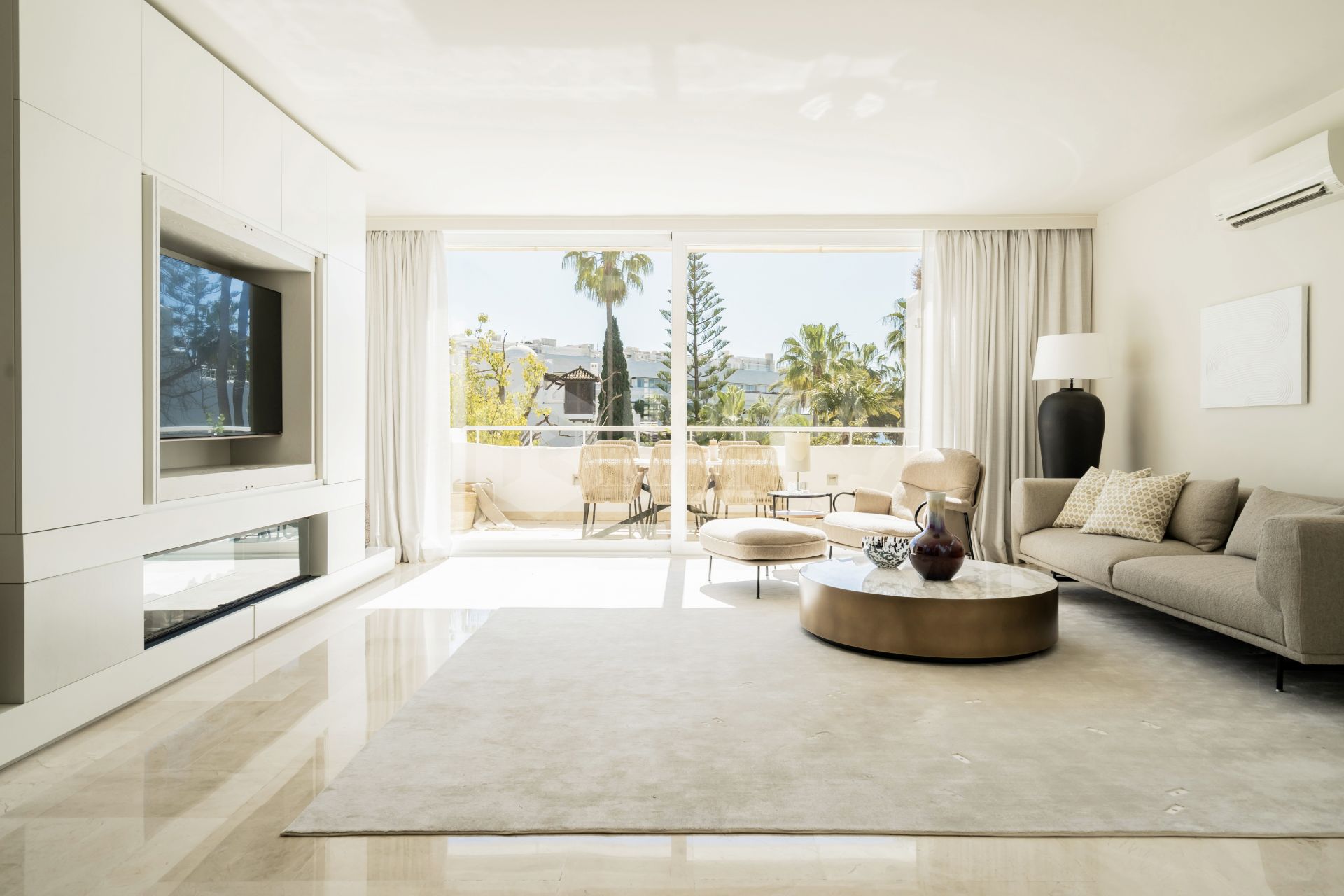 Stunning penthouse with private pool and unbeatable location - Frontline Beach on the Golden Mile!