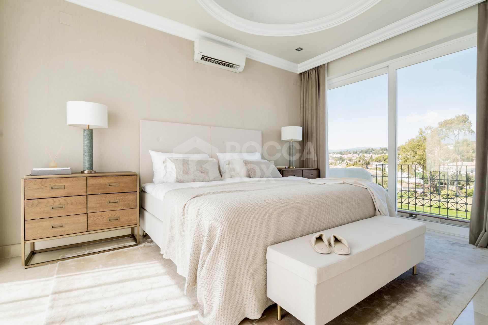 Stunning penthouse with private pool and unbeatable location - Frontline Beach on the Golden Mile!