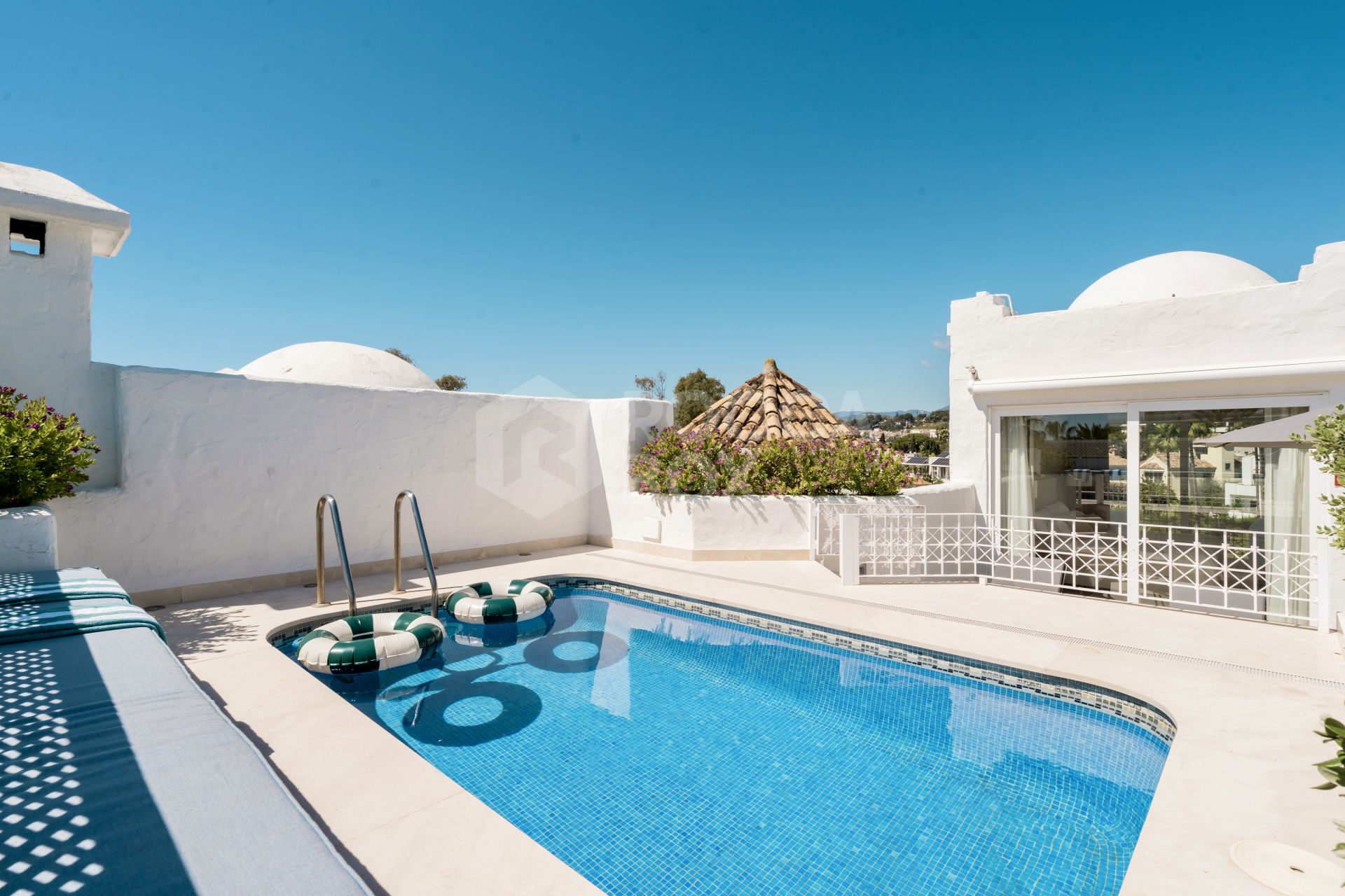 Stunning penthouse with private pool and unbeatable location - Frontline Beach on the Golden Mile!