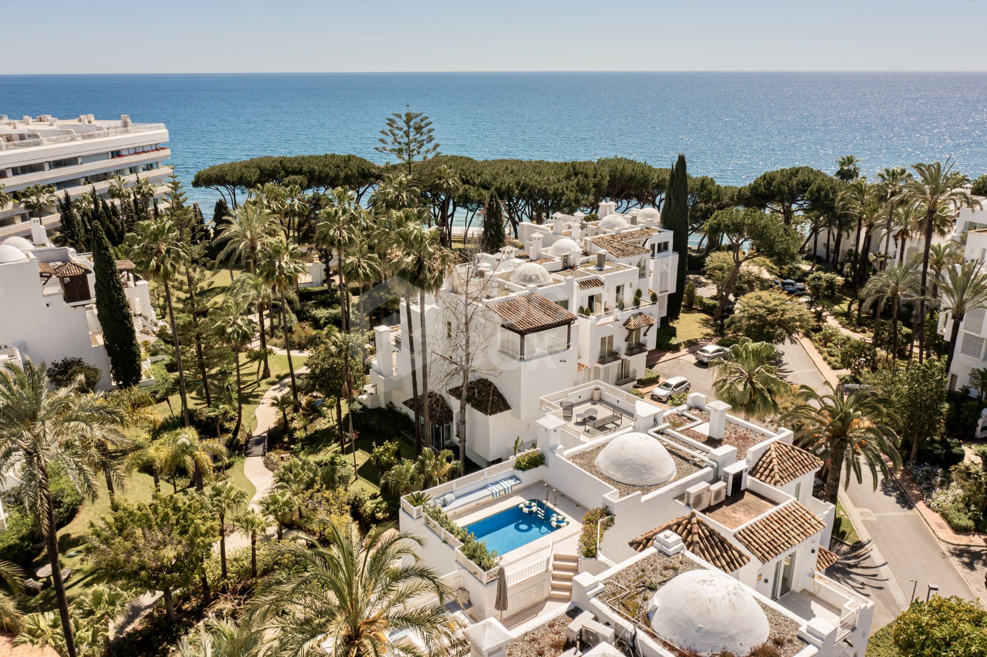 Stunning penthouse with private pool and unbeatable location - Frontline Beach on the Golden Mile!