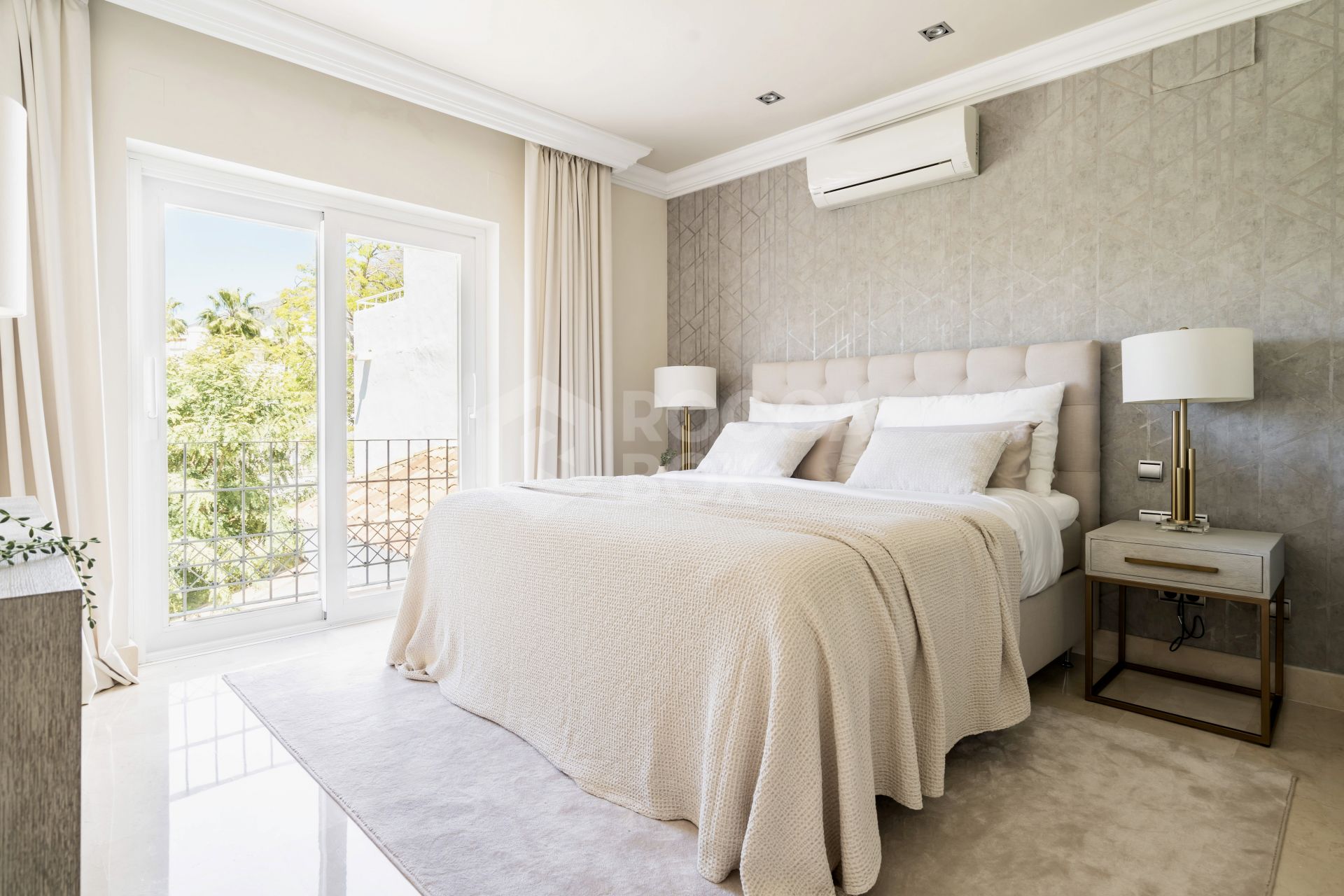 Stunning penthouse with private pool and unbeatable location - Frontline Beach on the Golden Mile!