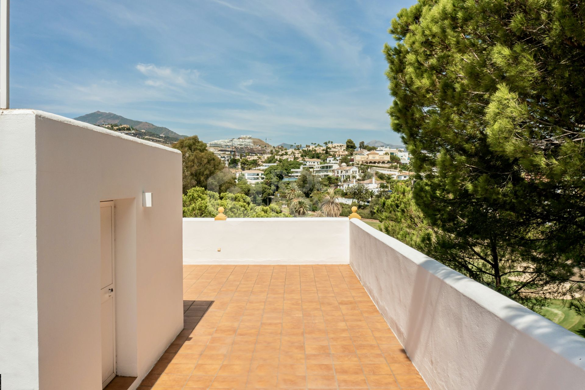 Modern townhouse with beautiful golf views!