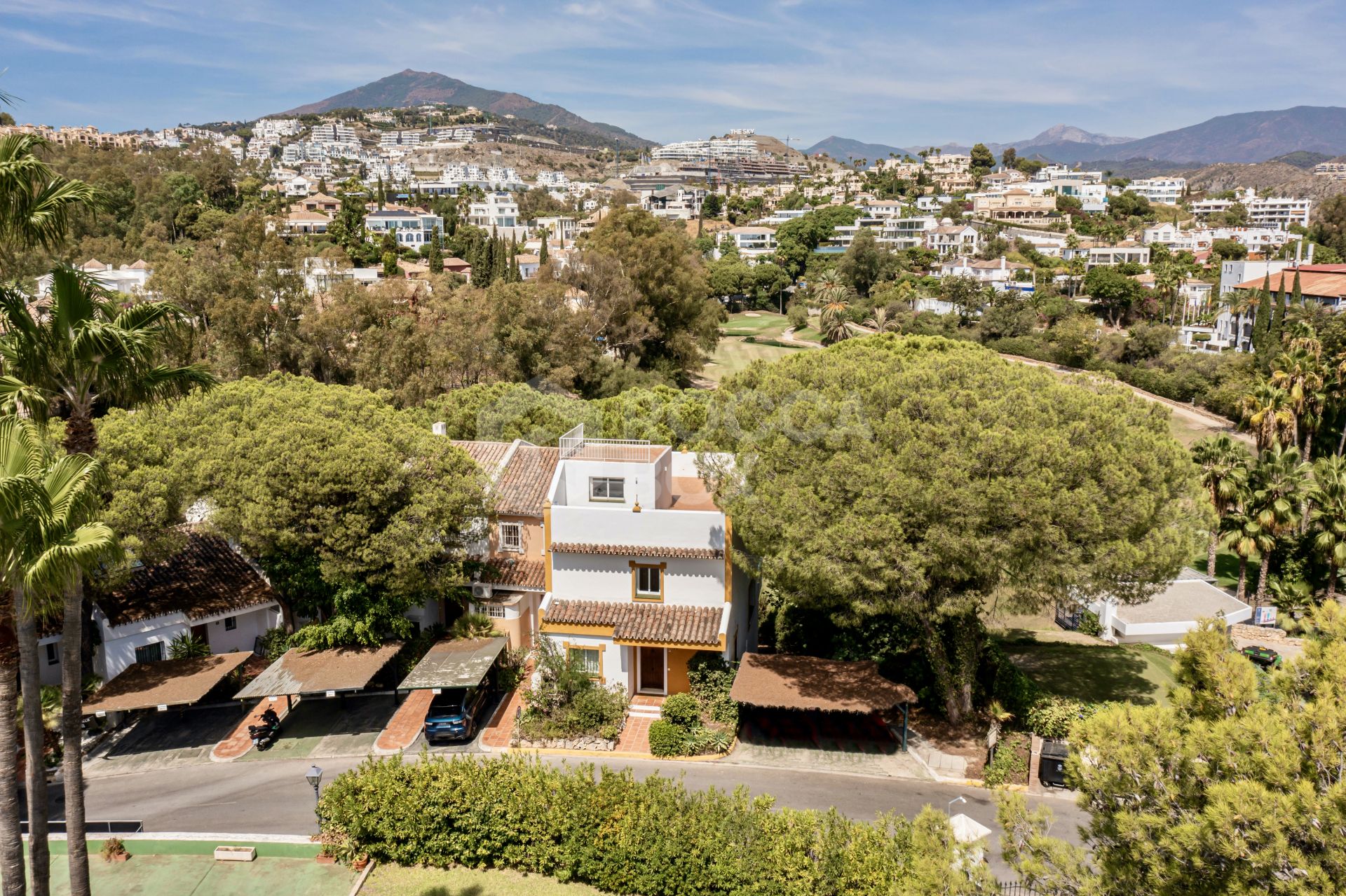 Modern townhouse with beautiful golf views!