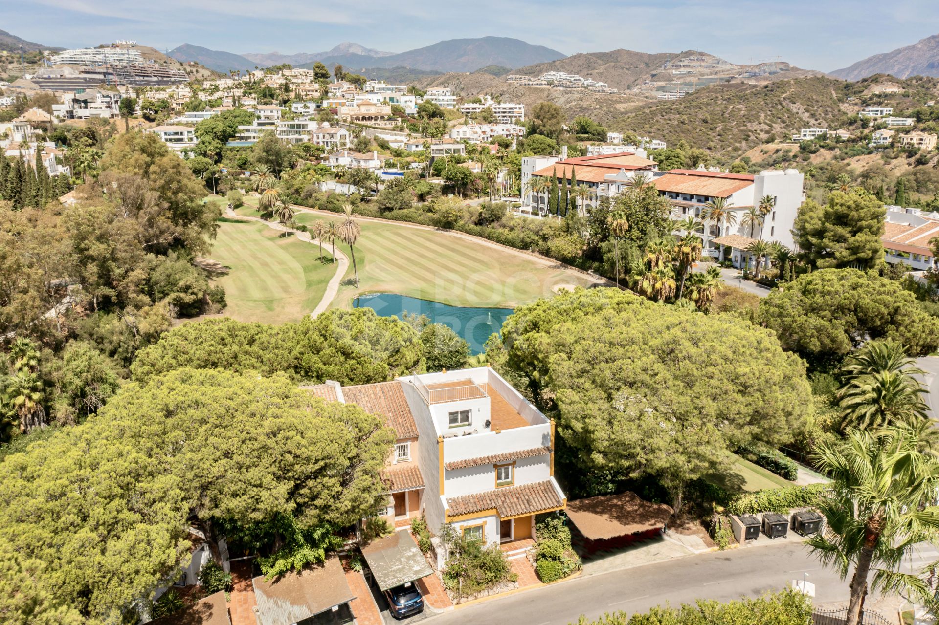 Modern townhouse with beautiful golf views!