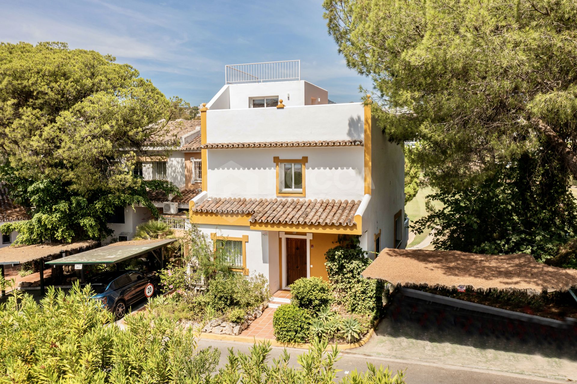 Modern townhouse with beautiful golf views!