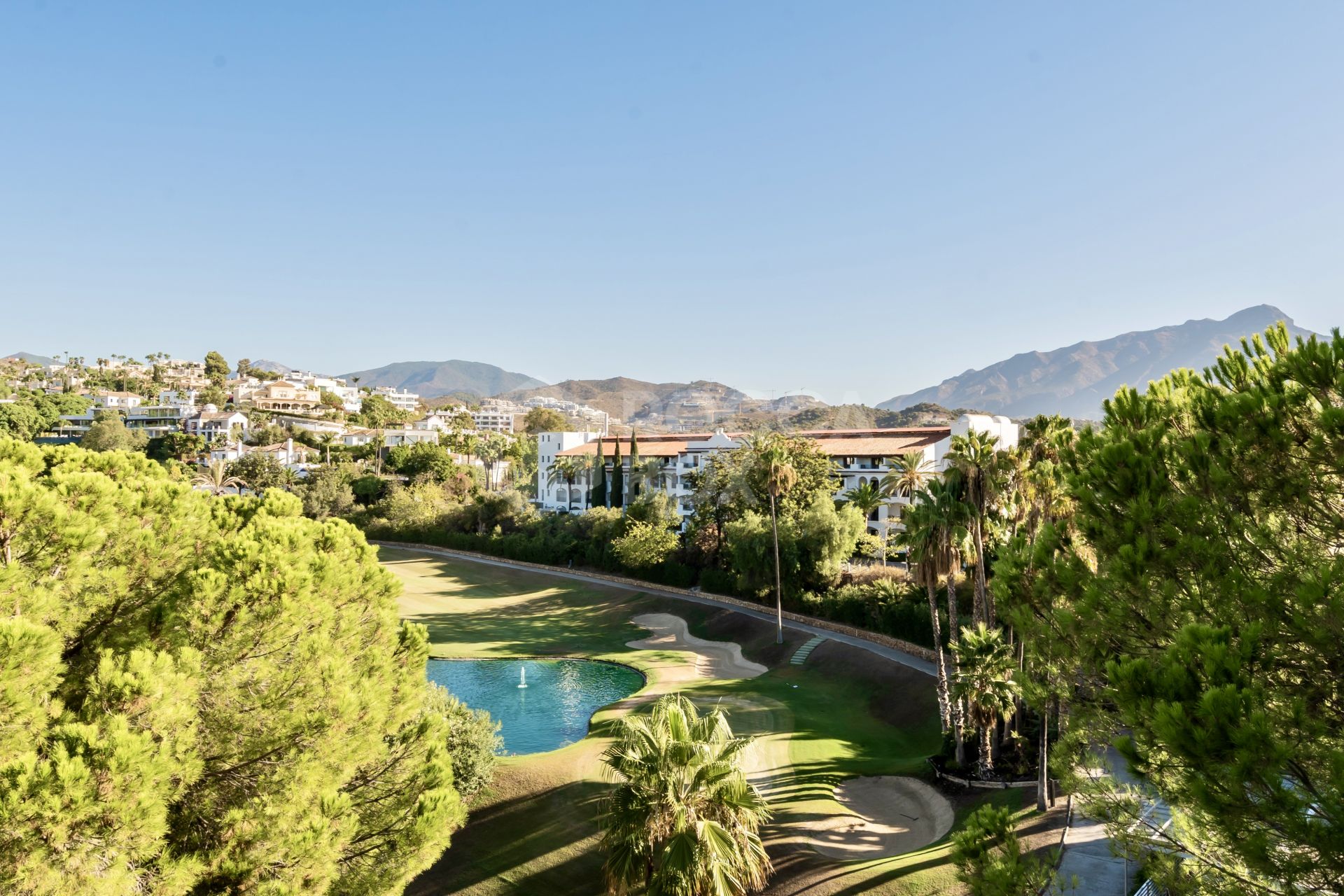 Modern townhouse with beautiful golf views!