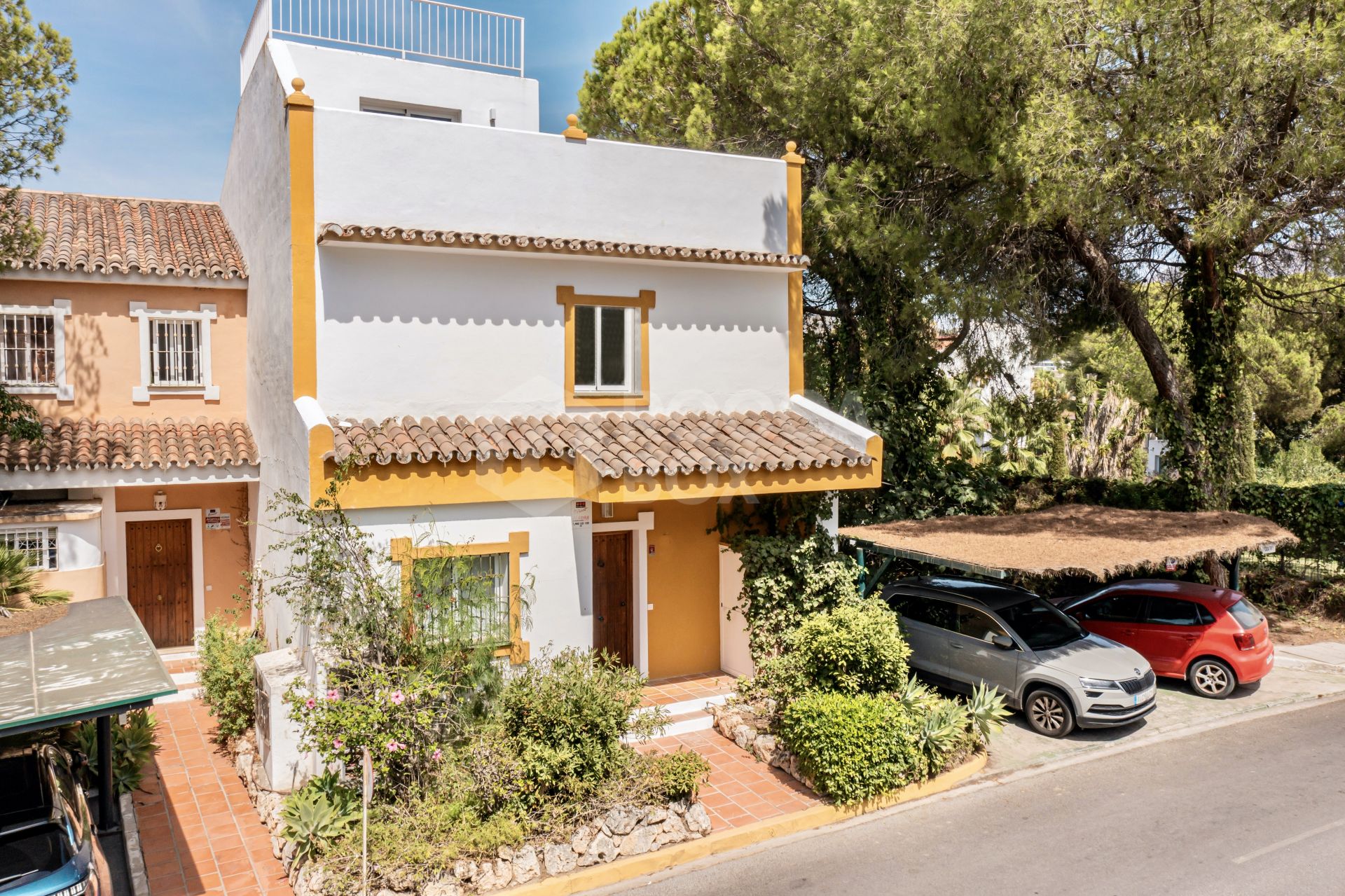 Modern townhouse with beautiful golf views!